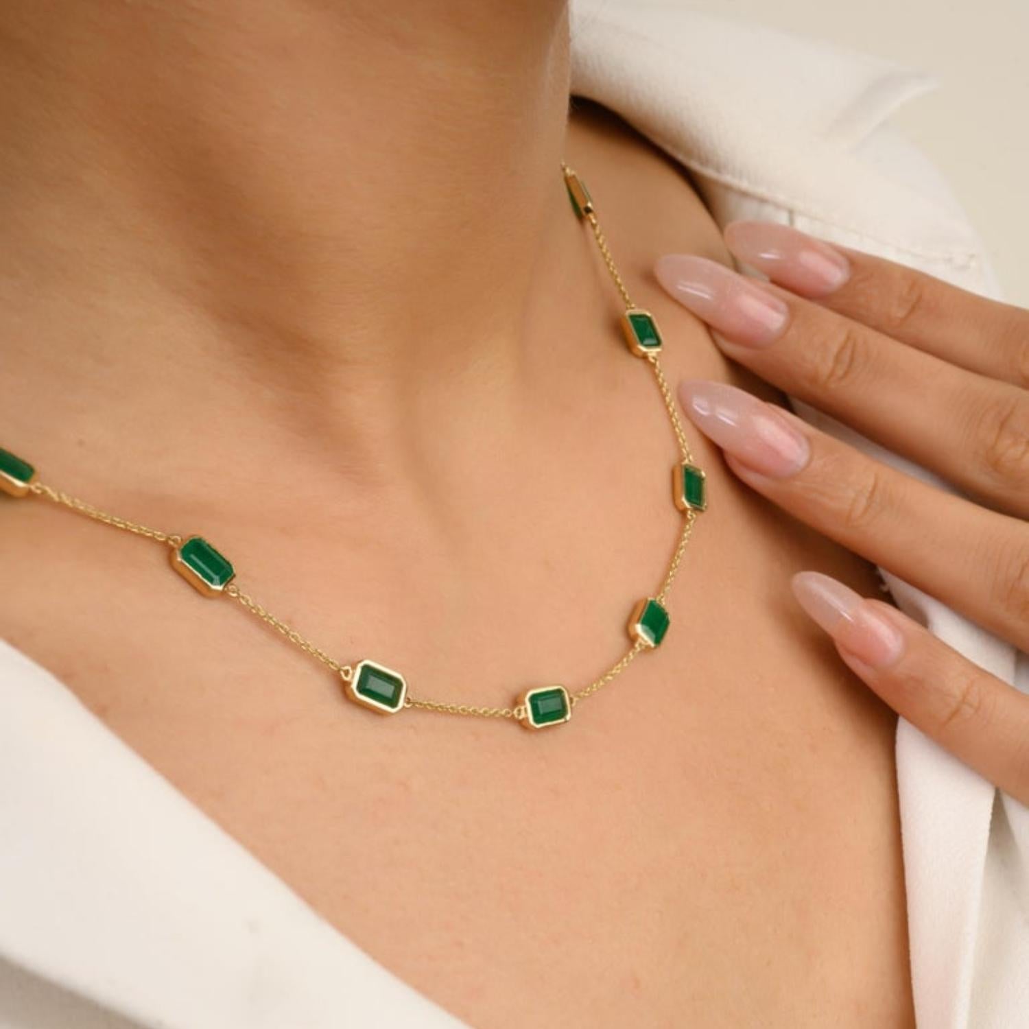 Collier à chaîne station avec émeraudes octogonales de 5,41 carats en or jaune massif 14 carats Pour femmes en vente