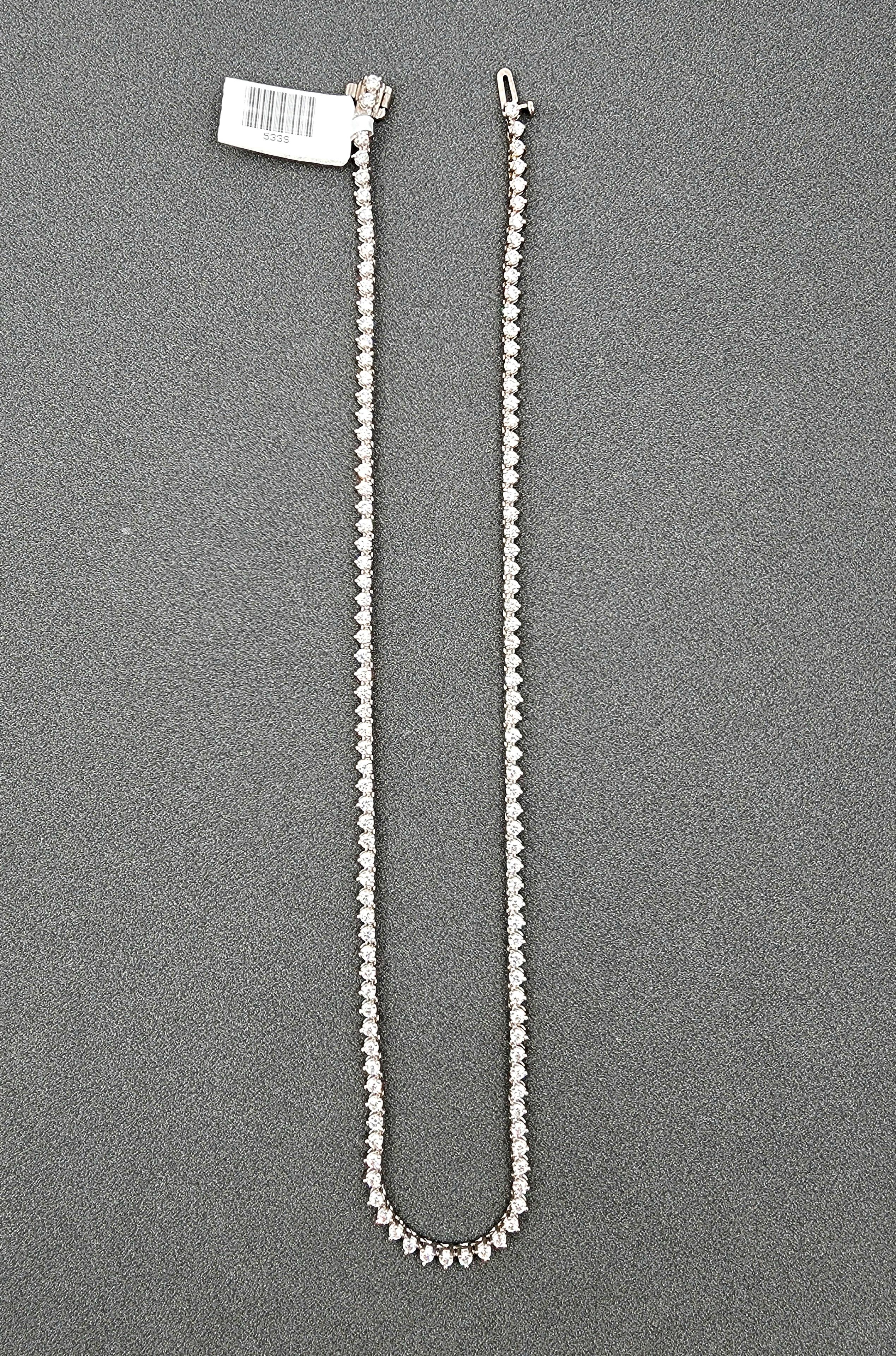 Round Cut 5.41 ct Diamond Tennis Necklace For Sale