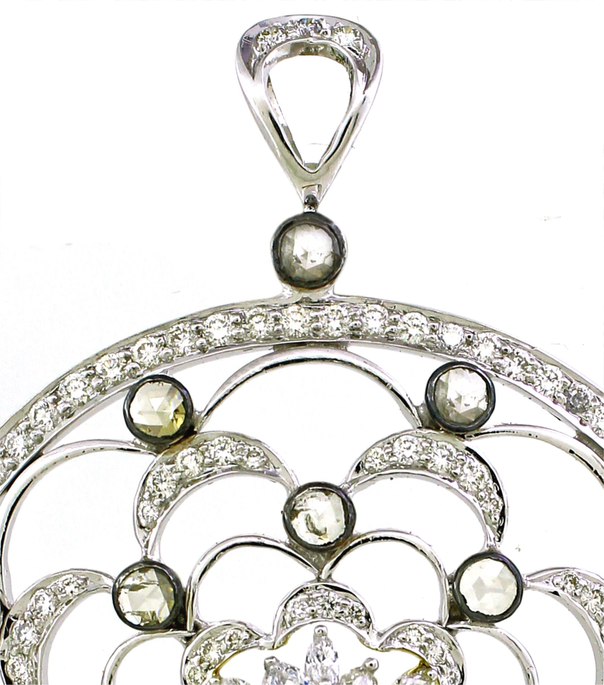 Découvrez une élégance inégalée avec notre superbe pendentif, véritable incarnation de la sophistication et du luxe. Réalisée en or blanc 18 carats et pesant 16,51 grammes, cette pièce exquise est ornée de 5,41 carats de diamants ronds blancs