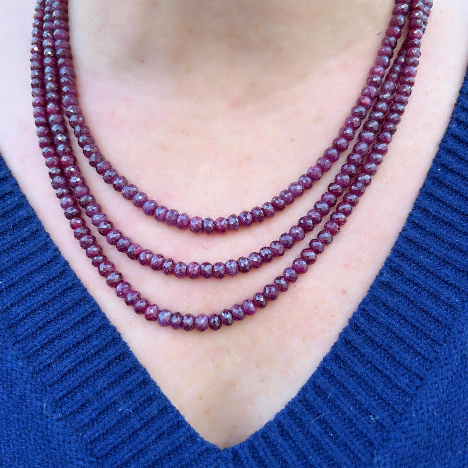 542 carat 3-Strand Ruby Necklace In Excellent Condition For Sale In San Francisco, CA