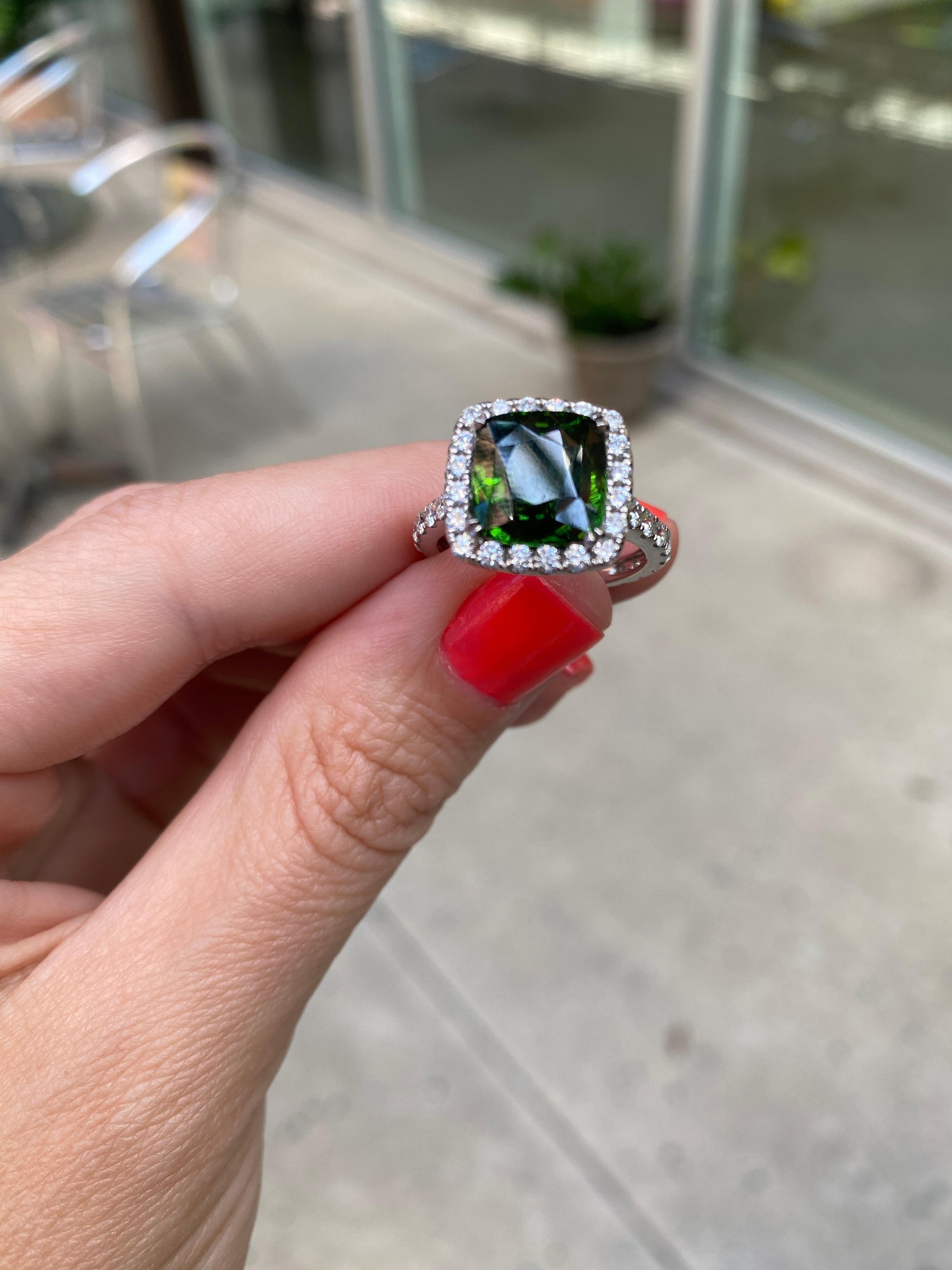 Anello con zircone verde da 5,42 carati con taglio a cuscino e diamante aureolato da 0,52 carati totali in vendita 2