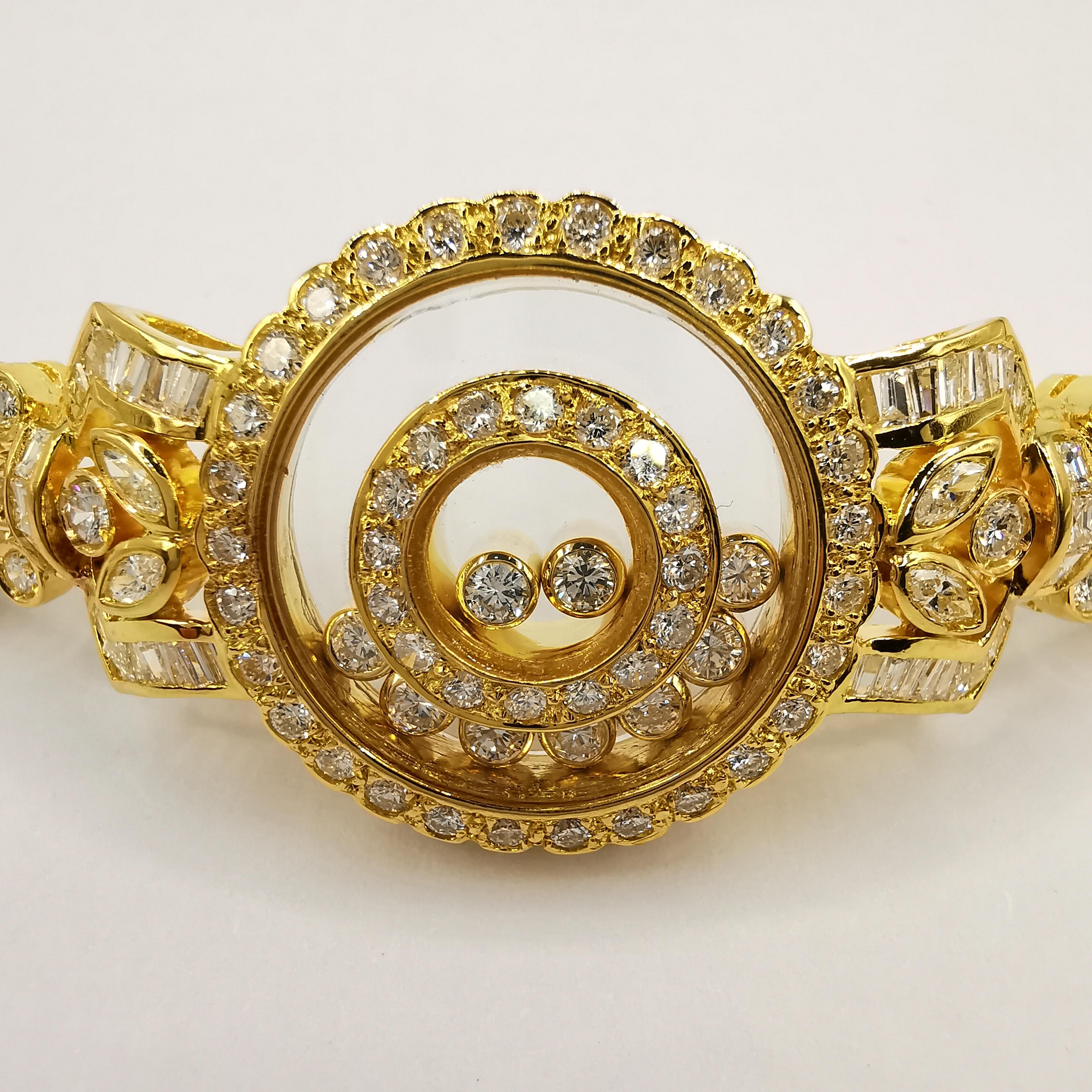 Dieses 5,42 Karat schwere Happy Diamond Armband aus 18 Karat Gelbgold ist ein aufwendiges Schmuckstück, das Eleganz und Raffinesse ausstrahlt. Das Herzstück besteht aus 9 beweglichen Diamanten mit rundem Schliff und einem Gesamtgewicht von ca. 0,45