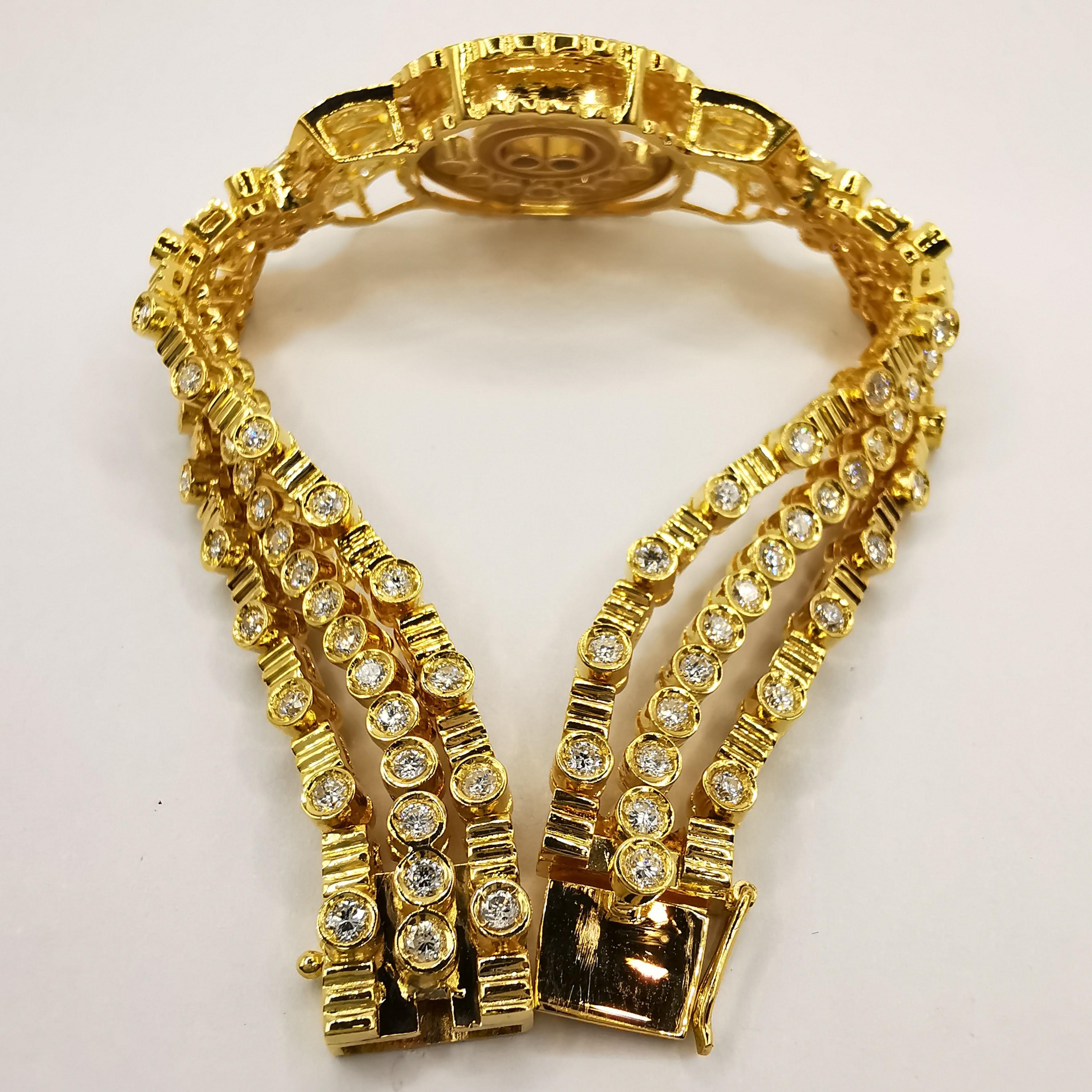 Round Cut 5.42 Carat Happy Diamond Bracelet in 18k Yellow Gold For Sale