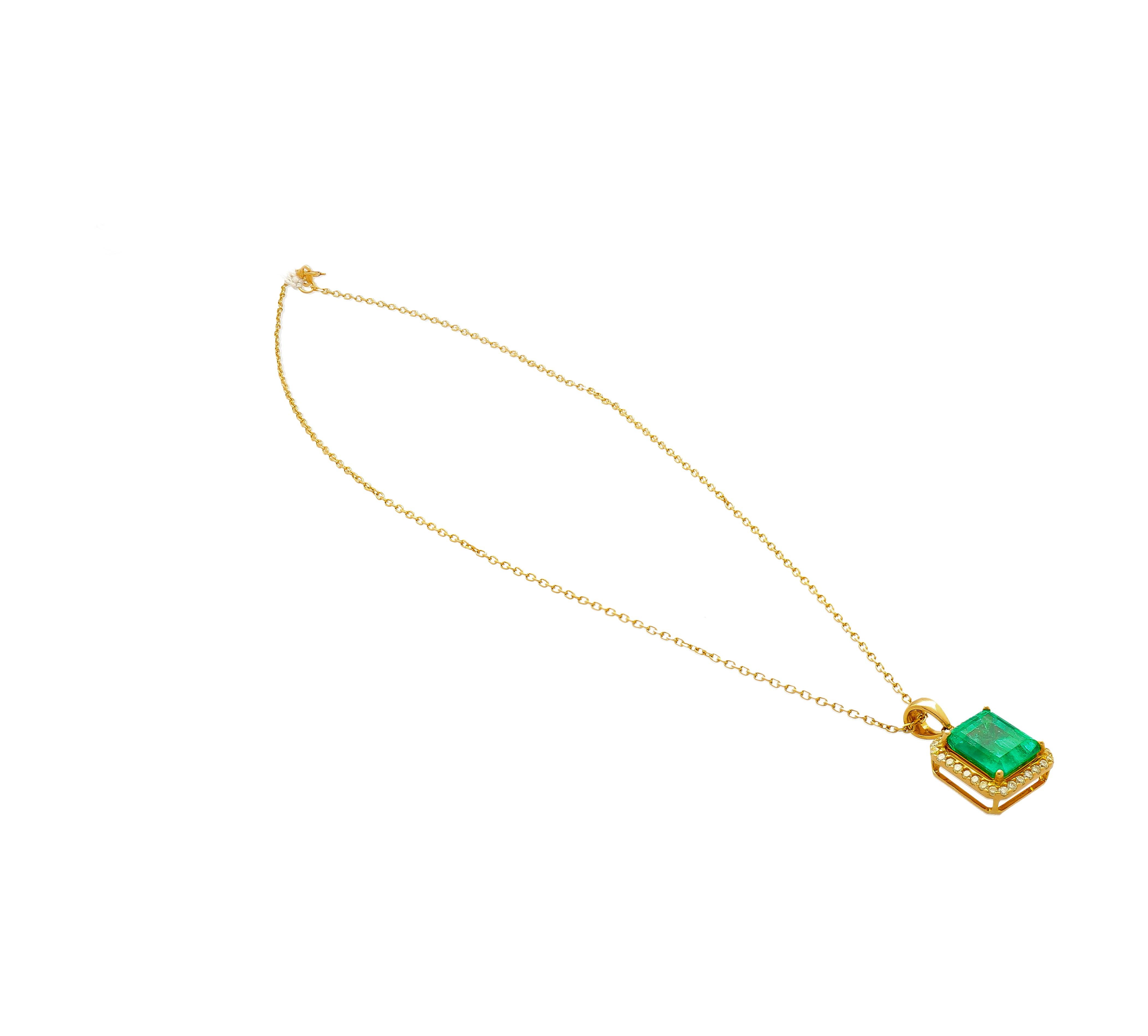 Modern 5.42 Carat Natural Emerald Pendant Necklace with Yellow Diamond Halo in 18k Gold For Sale