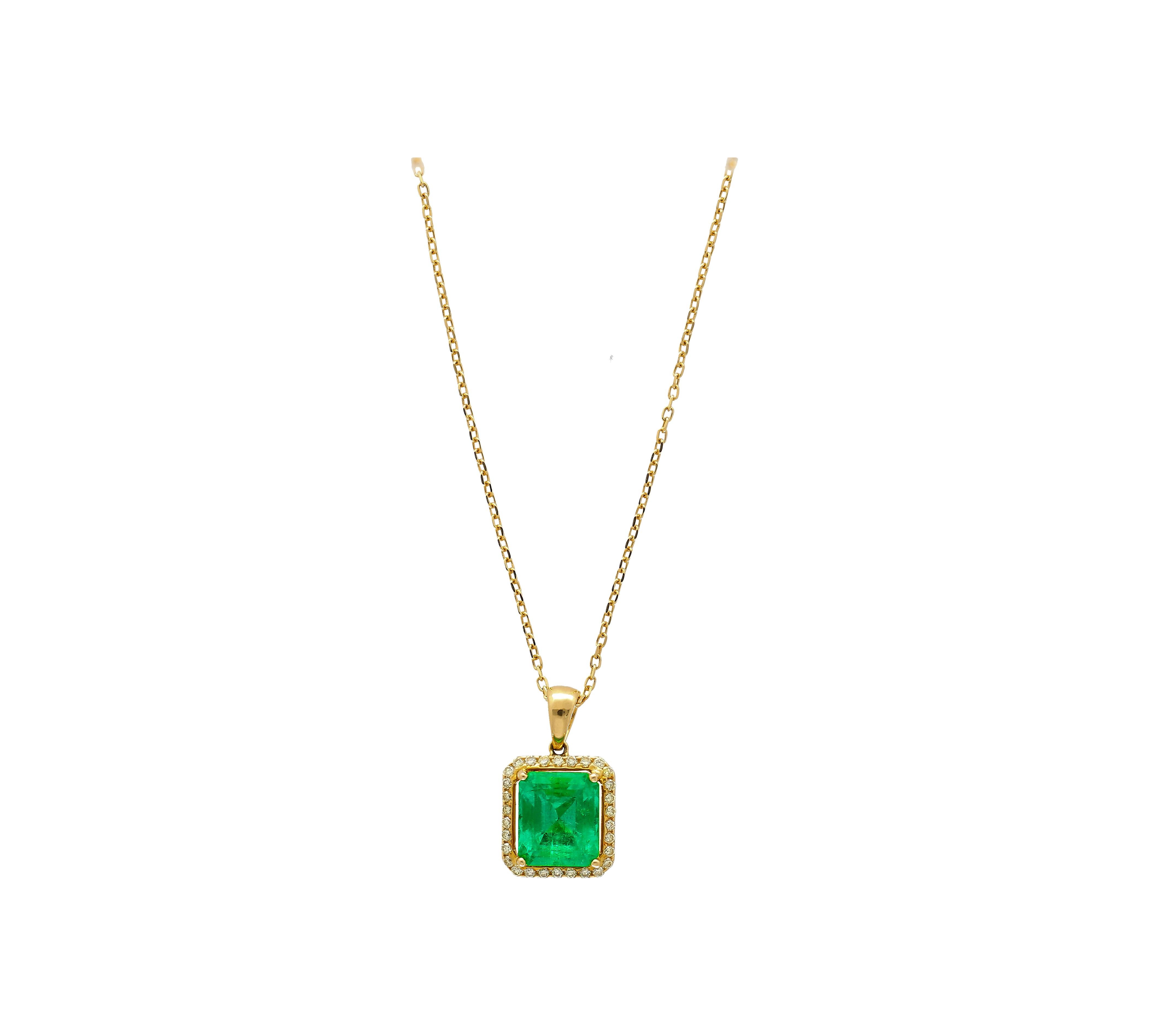 5.42 Carat Natural Emerald Pendant Necklace with Yellow Diamond Halo in 18k Gold In New Condition For Sale In Miami, FL
