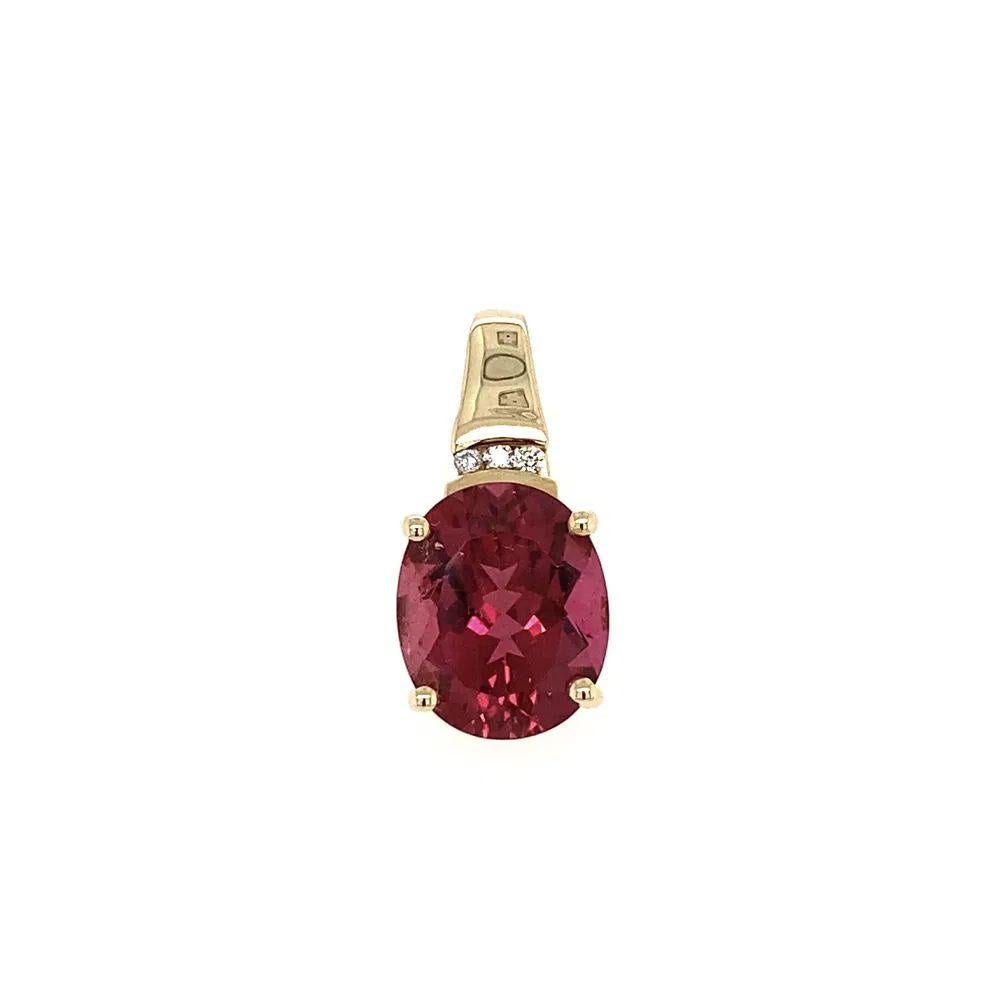 Tout simplement magnifique ! Pendentif Vintage en or avec tourmaline rubellite et diamant, finement détaillé. La Tourmaline Rubellite ovale de 5.42tcw est solidement sertie à la main. Accentué par des diamants ronds de taille brillante, pesant