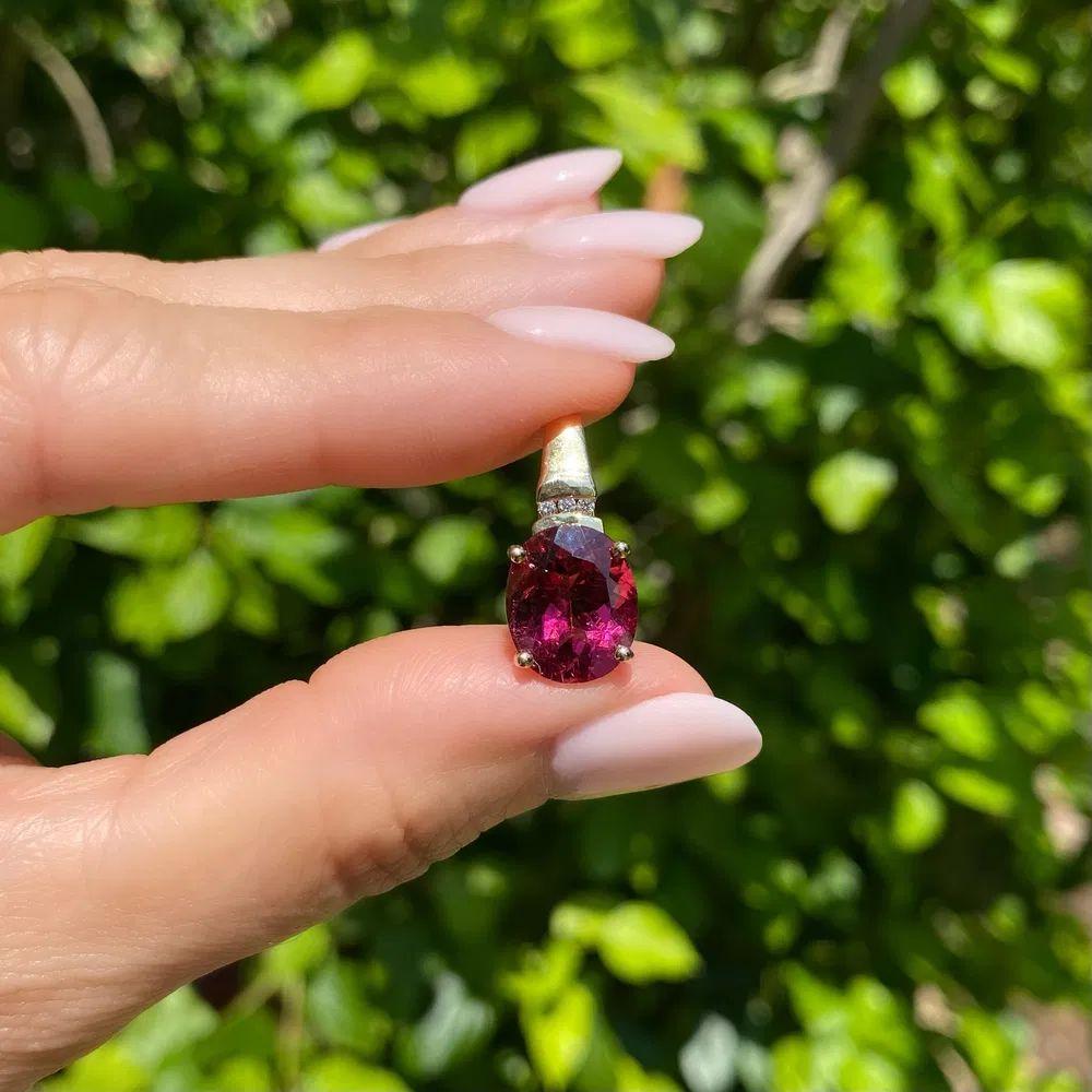 Moderniste Pendentif vintage en or avec tourmaline rubellite ovale de 5,42 carats et diamant en vente