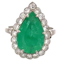 Esmeralda pera y diamante de 5,42 quilates Anillo de cóctel vintage en platino