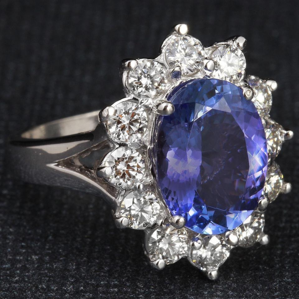 Anillo de oro blanco macizo de 14 quilates con tanzanita y diamantes de 5,42 quilates naturales de muy buen aspecto

El peso total de la tanzanita natural de talla oval es de: 3.52 Quilates

Diamantes redondos naturales Peso: 1,90 Quilates (color