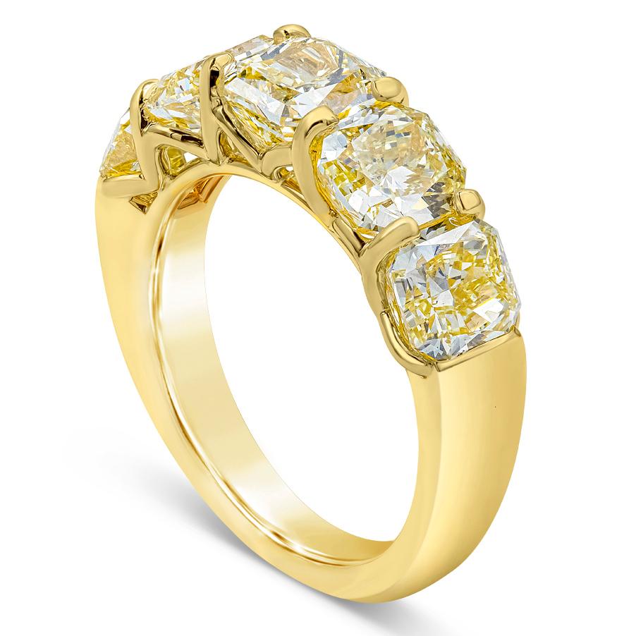 Ein wunderschöner Ehering mit fünf farbenprächtigen gelben Diamanten im Brillantschliff mit einem Gesamtgewicht von 5,42 Karat und dem Reinheitsgrad VS. Eingefasst in eine zeitlose Korbfassung mit geteilten Zacken. Hergestellt in 18K Gelbgold, Größe