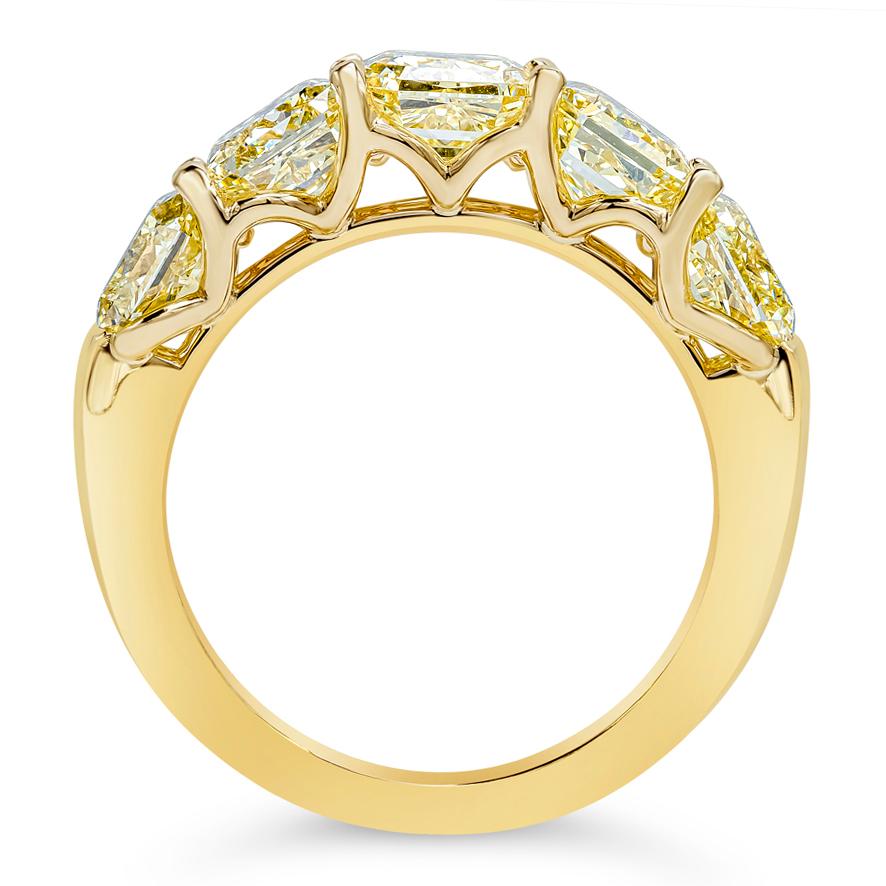 Taille radiant Roman Malakov, alliance à cinq pierres avec diamant jaune fantaisie de 5,42 carats au total  en vente