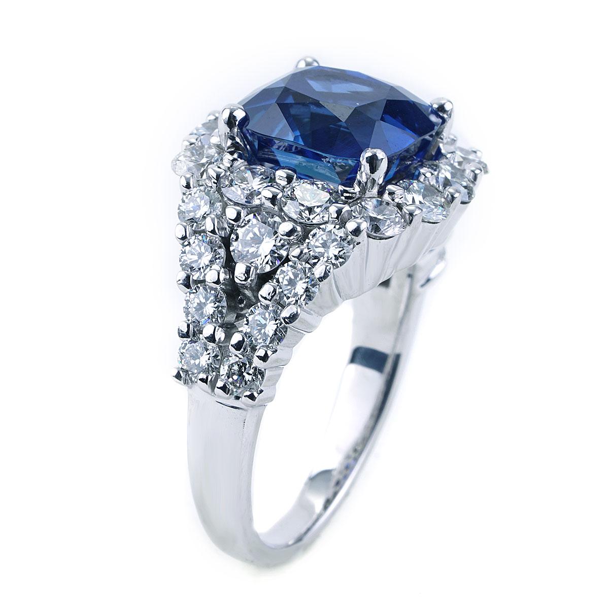 Véritable chef-d'œuvre de joaillerie, cette superbe bague est ornée d'un saphir bleu non chauffé de 5,42 carats, certifié par la GIA, d'origine purement sri-lankaise. Cette pierre précieuse captivante, taillée en forme de luxueux coussin, met en