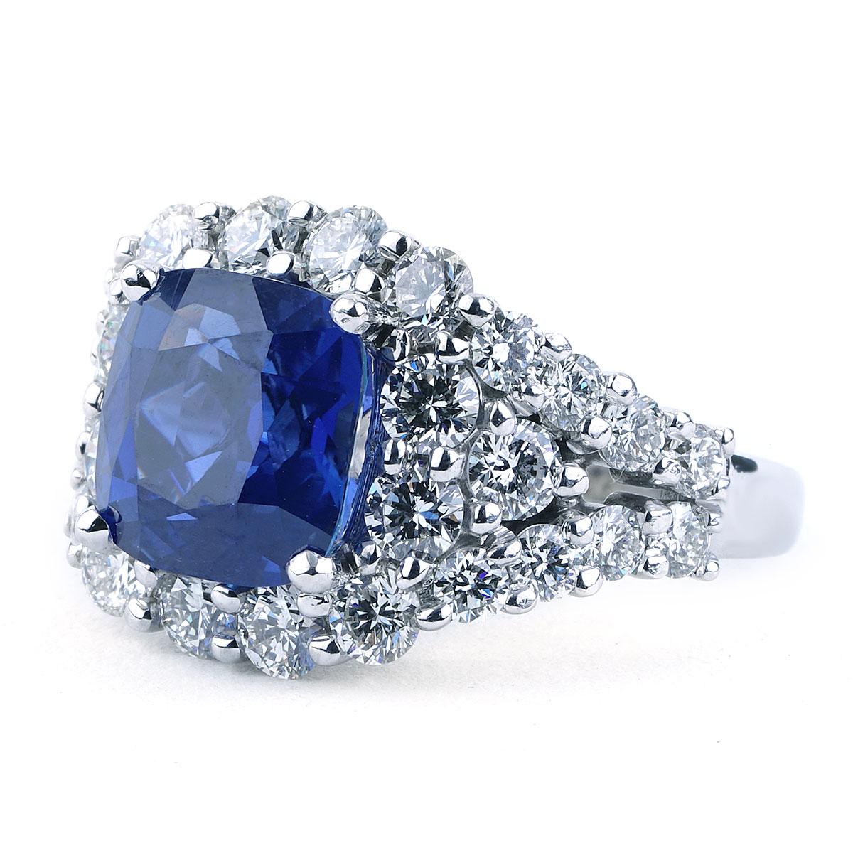 Taille coussin Bague en or 18 carats, saphir bleu de Ceylan non chauffé et diamants certifiés GIA de 5,42 carats en vente