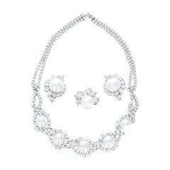 Ensemble collier, boucles d'oreilles et bague en diamants et perles de 54,25 carats de poids total