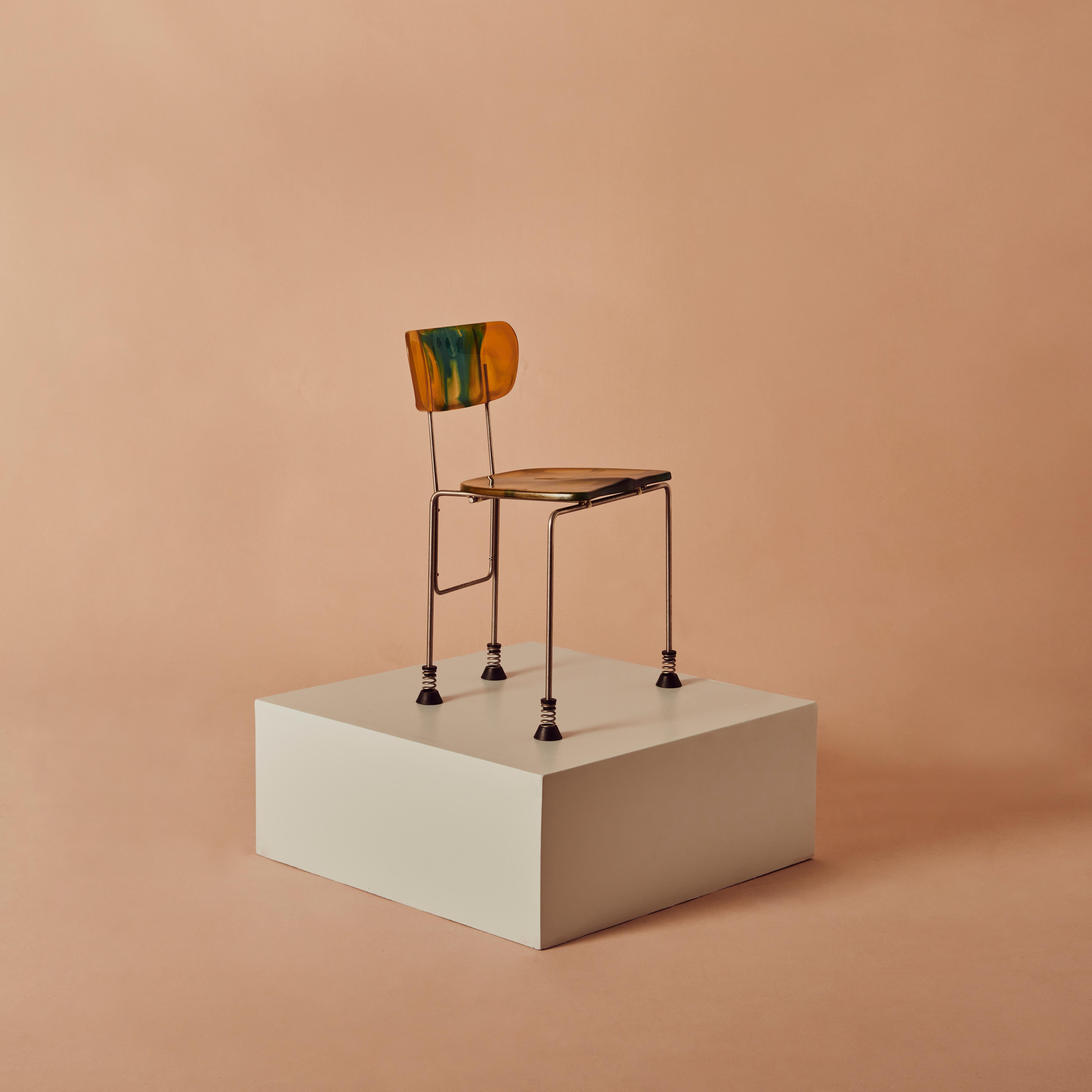Las obras de Gaetano Pesce son excéntricas, modernas y camp. 

Estas sillas son raros ejemplos de la serie Broadway en un color verde y amarillo increíblemente brillante. 

Con patas de muelles, estas sillas son excepcionalmente cómodas, además de