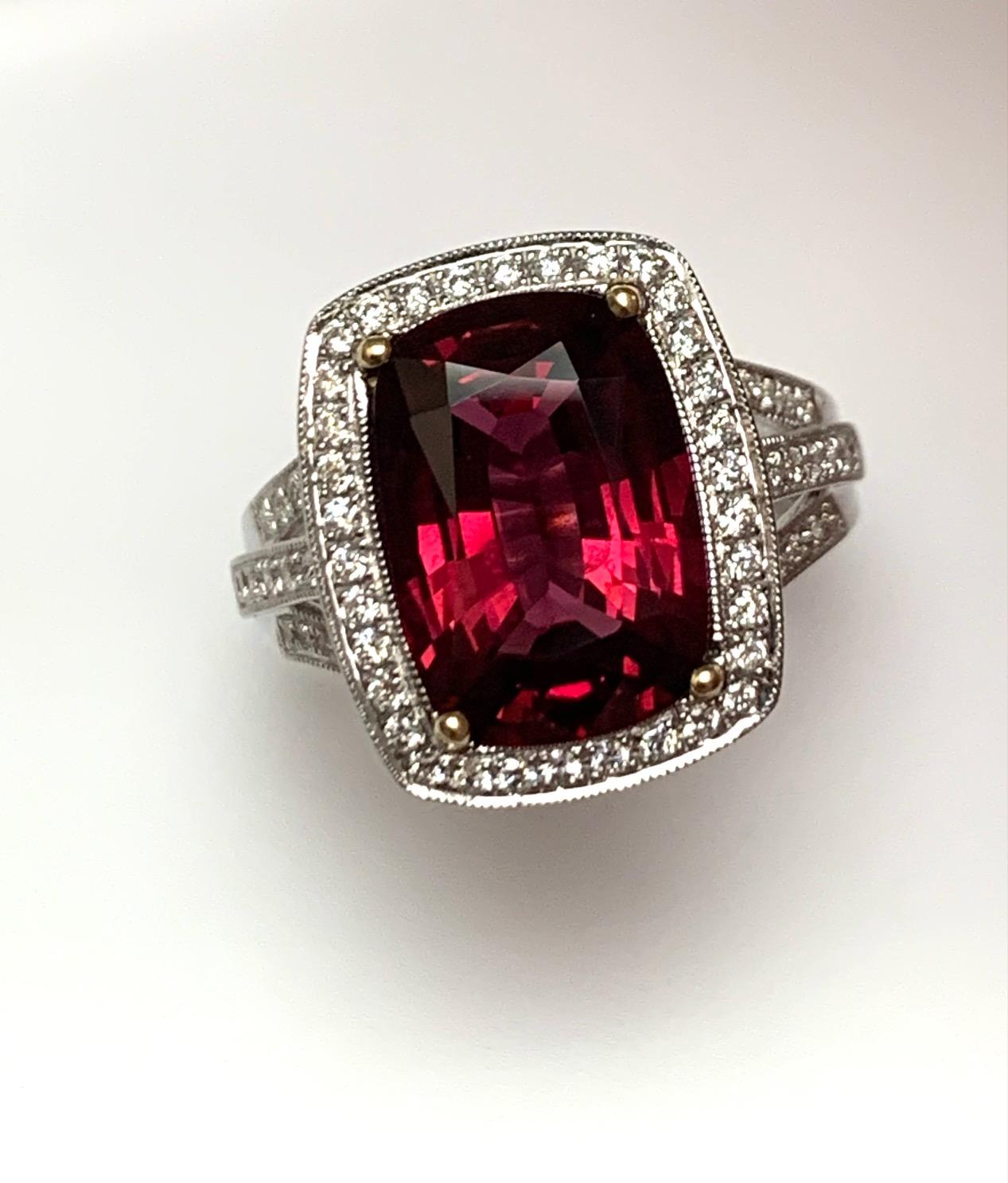 Anillo de cóctel con diamantes espinela roja en forma de cojín de 5,43 quilates Moderno en venta