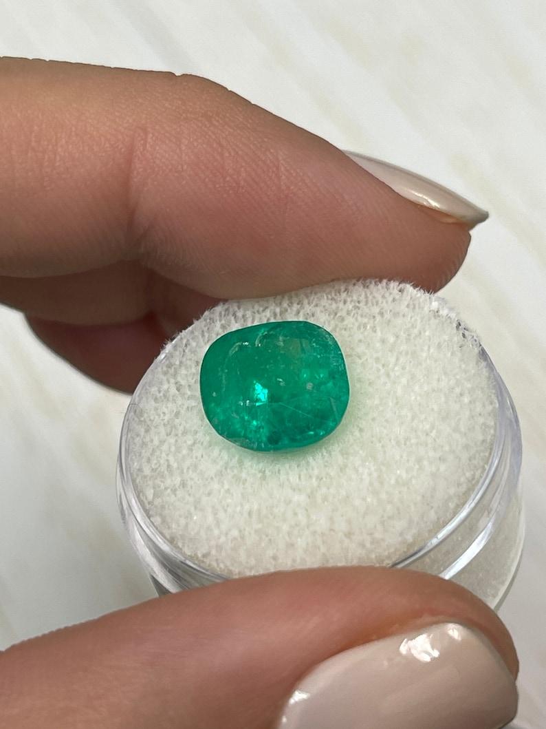 Esmeralda colombiana verde mediana de 5,43 quilates - Talla cojín - Piedra de nacimiento de mayo auténtica en Nuevo estado para la venta en Jupiter, FL