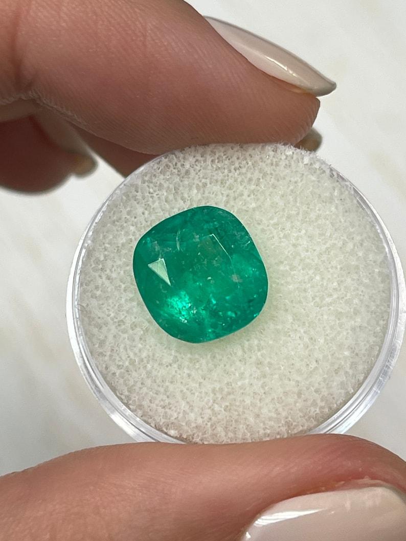 Esmeralda colombiana verde mediana de 5,43 quilates - Talla cojín - Piedra de nacimiento de mayo auténtica Moderno en venta