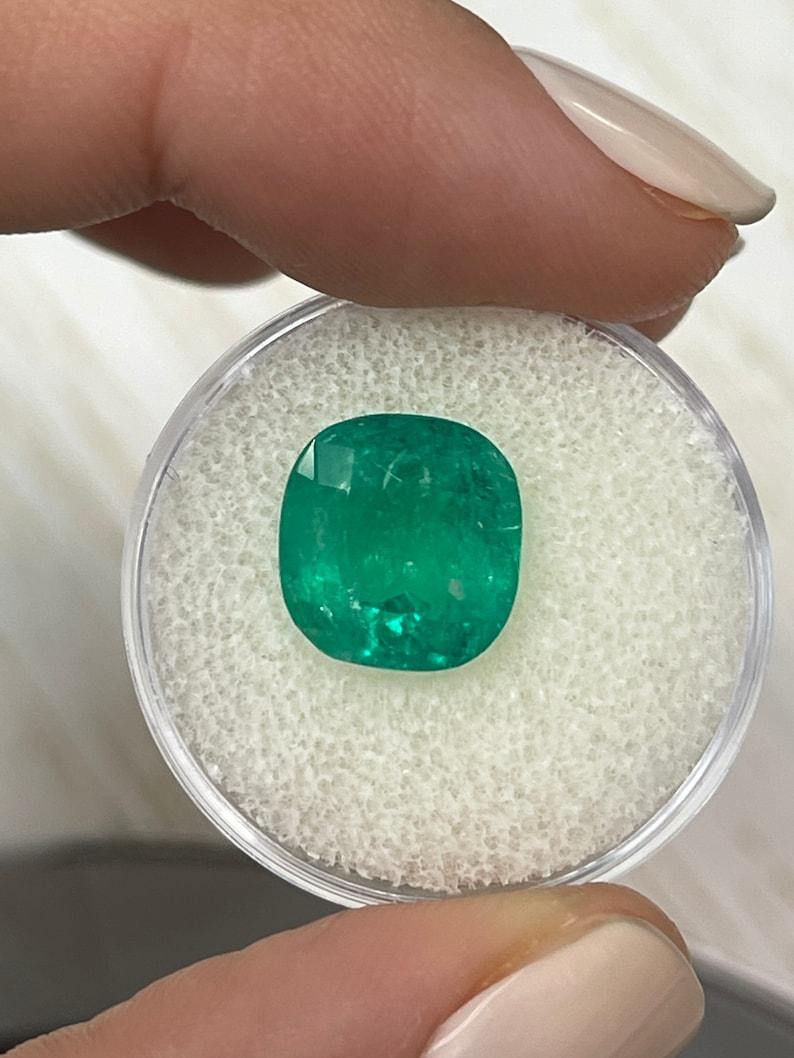 Piedra: Esmeralda
Peso: 5,43 quilates
Forma: Corte de cojín
Claridad: Semitransparente, visiblemente incluido
Lustre: Muy bueno
Color: Verde medio
Medidas: 11,38 mm x 10,76 mm x 7,43 mm
Origen geográfico: Colombia
Tratamiento: Natural,