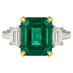 Bague à trois pierres en or blanc 18 carats, émeraude Muzo de 5,43 carats et diamants