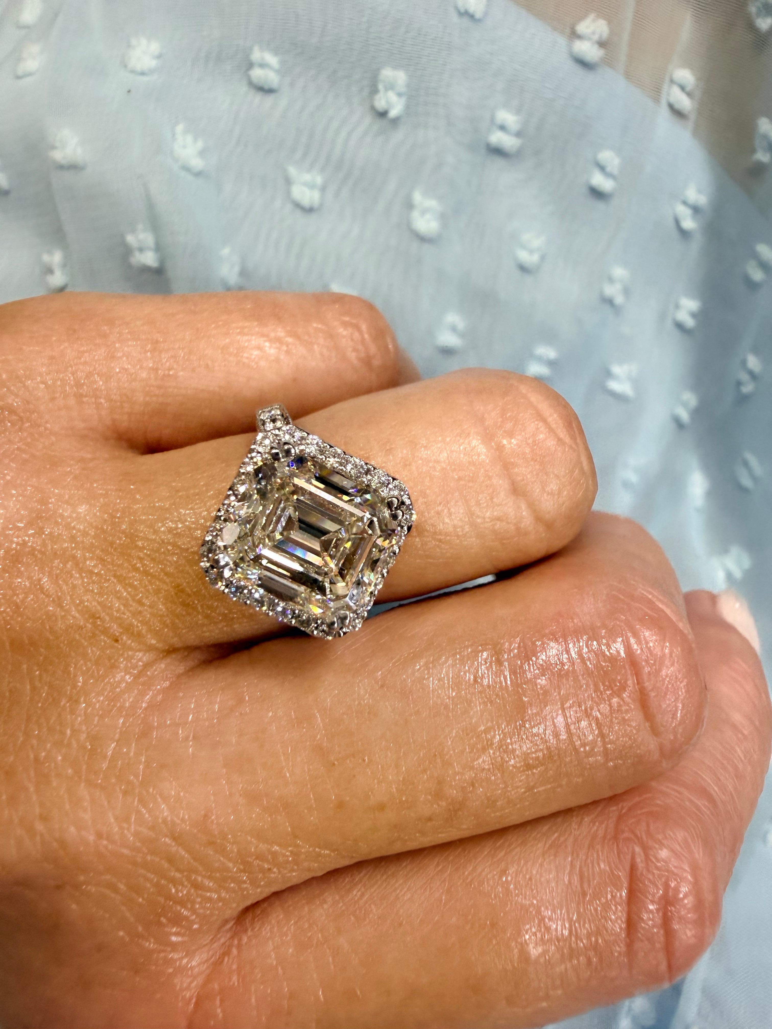 5,43 Karat Asscher Cut Diamant Verlobungsring 18KT im Angebot 5