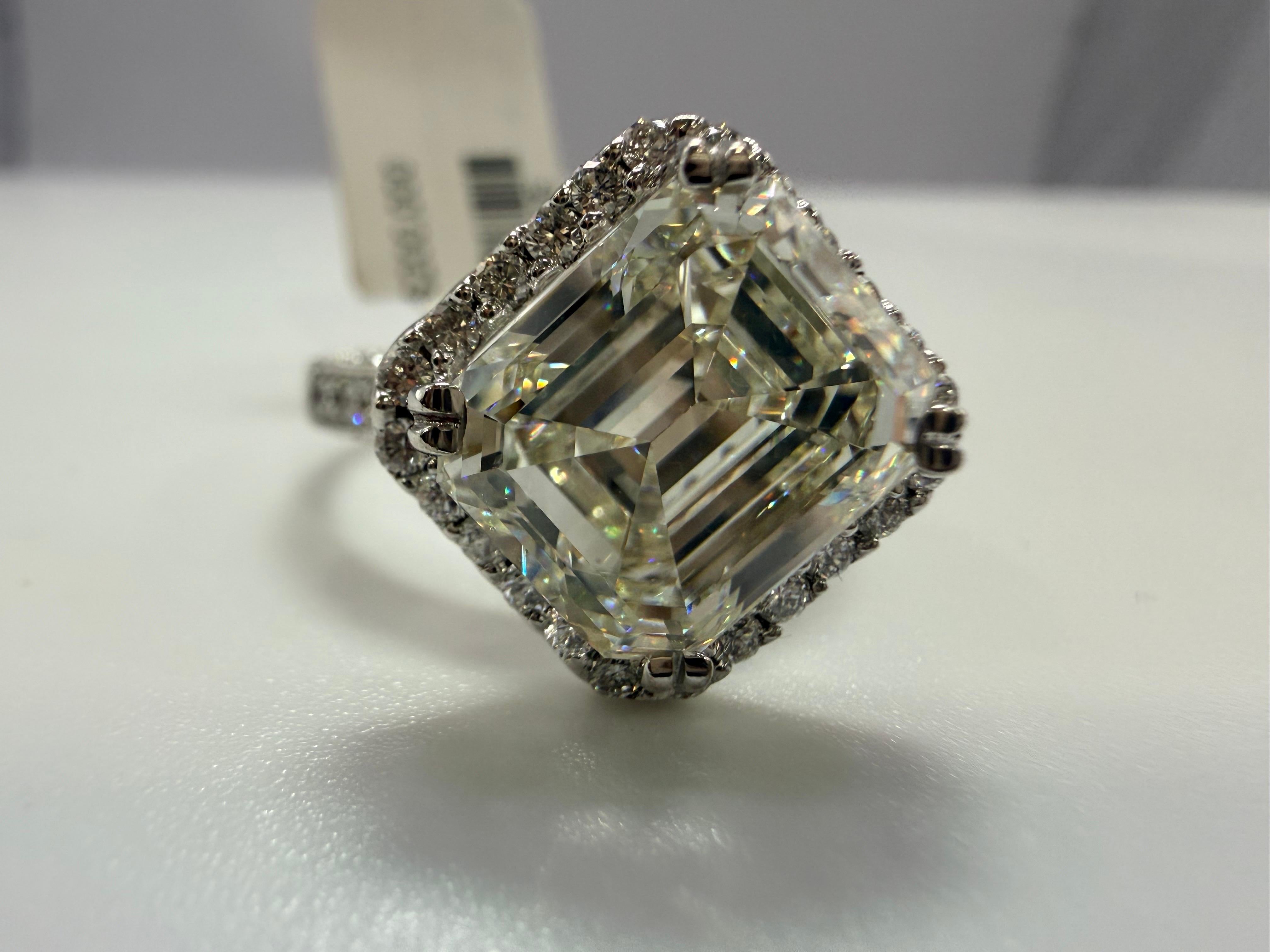 5,43 Karat Asscher Cut Diamant Verlobungsring 18KT im Angebot 6