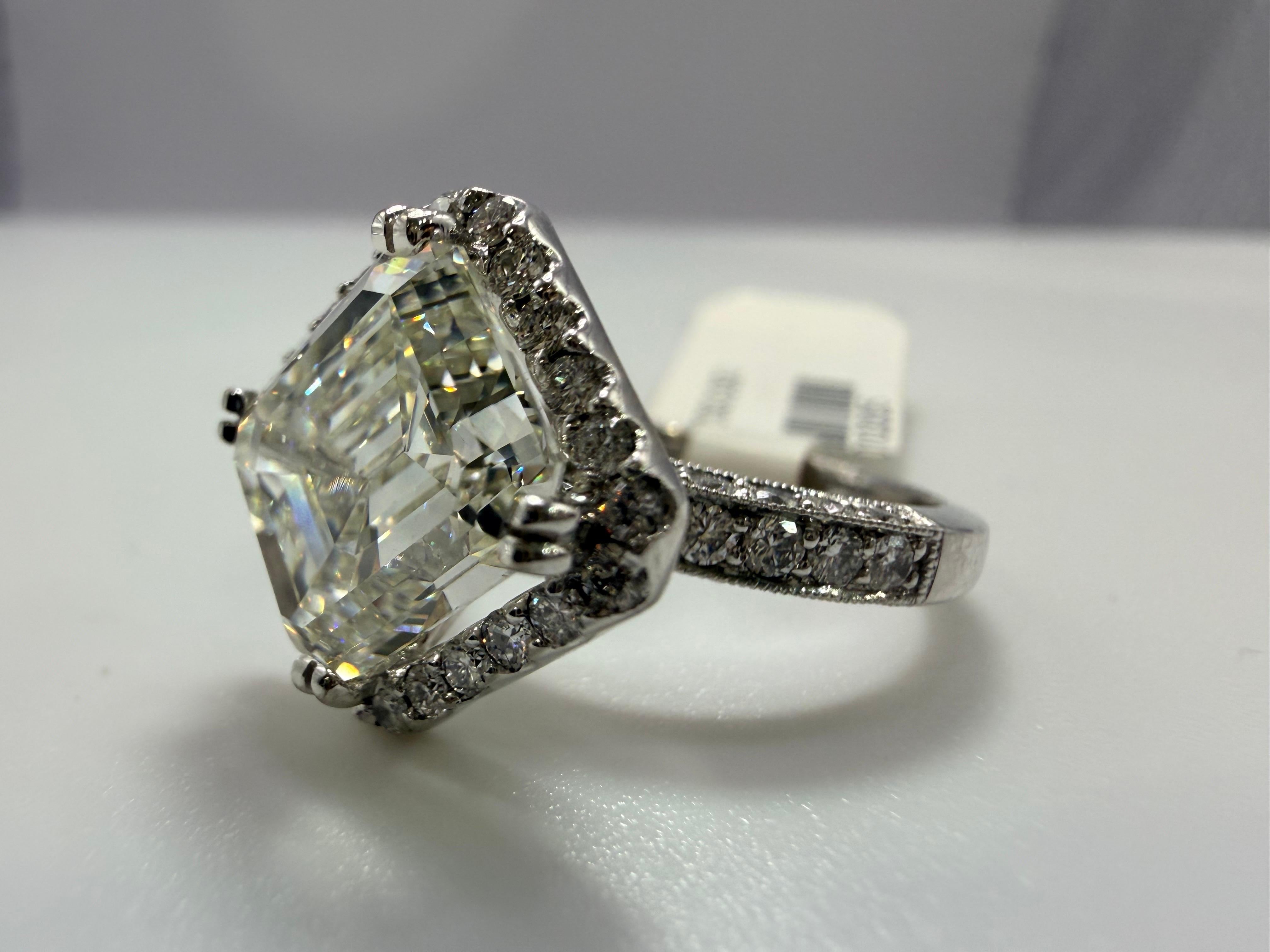 5,43 Karat Asscher Cut Diamant Verlobungsring 18KT im Angebot 8