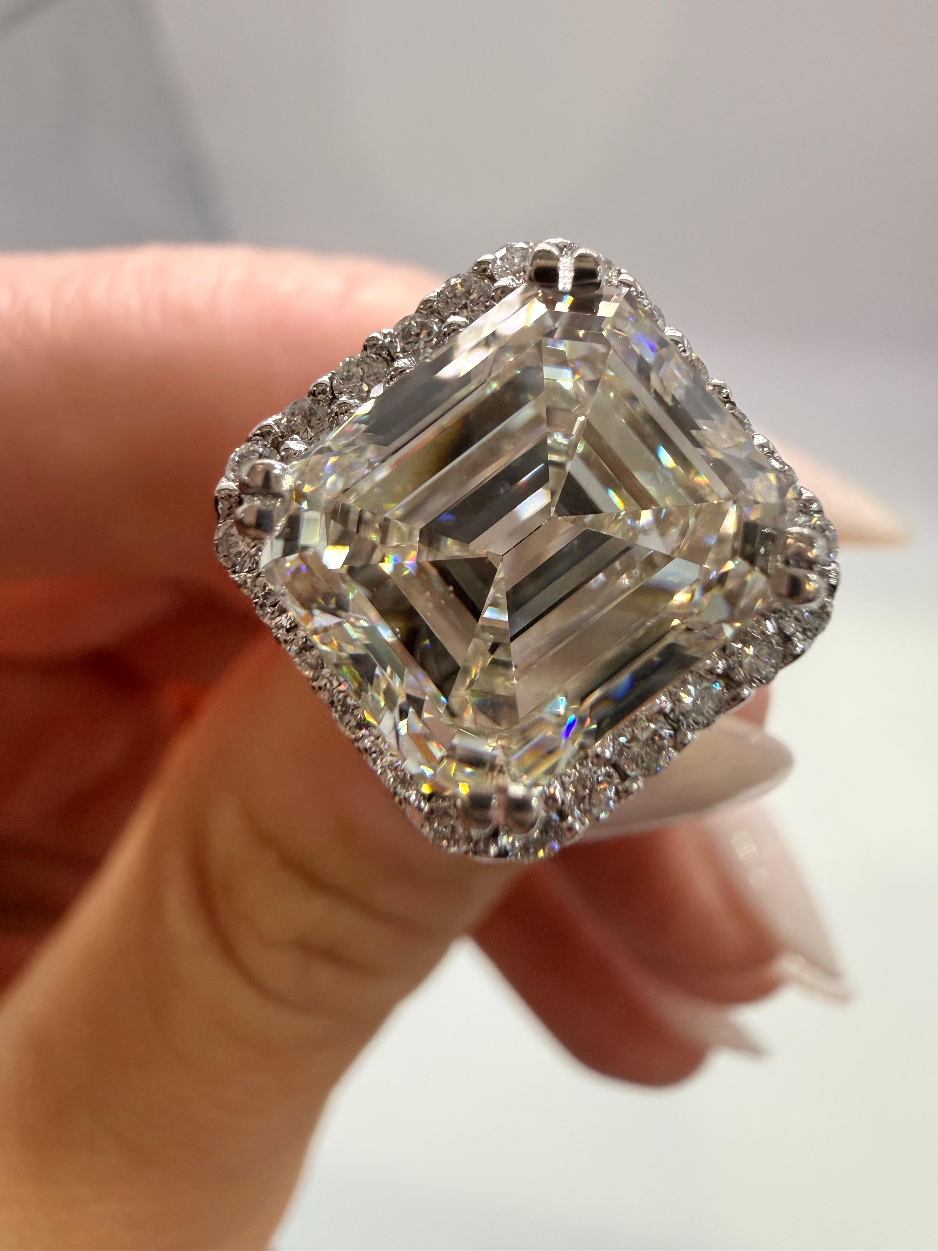 5,43 Karat Asscher Cut Diamant Verlobungsring 18KT im Angebot 9