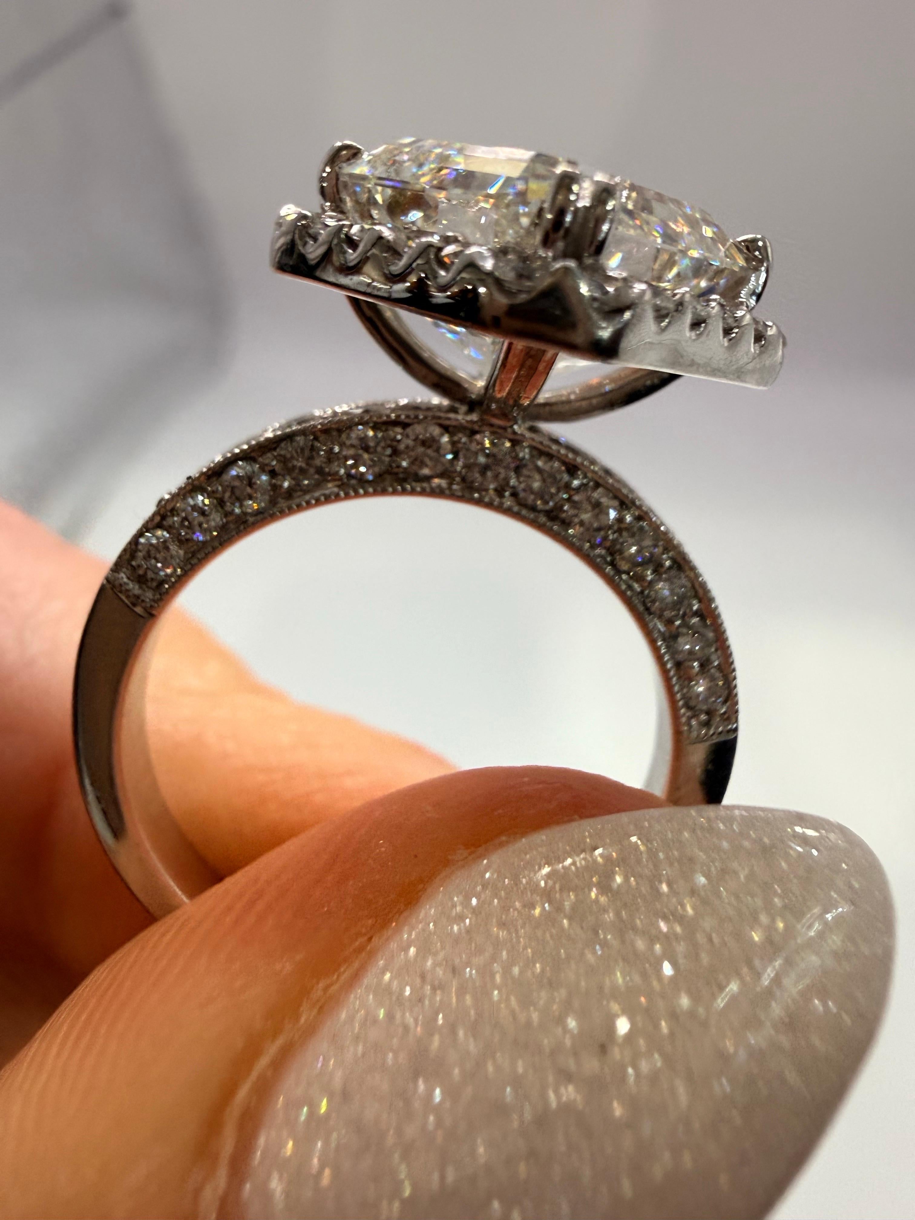 5,43 Karat Asscher Cut Diamant Verlobungsring 18KT im Angebot 10