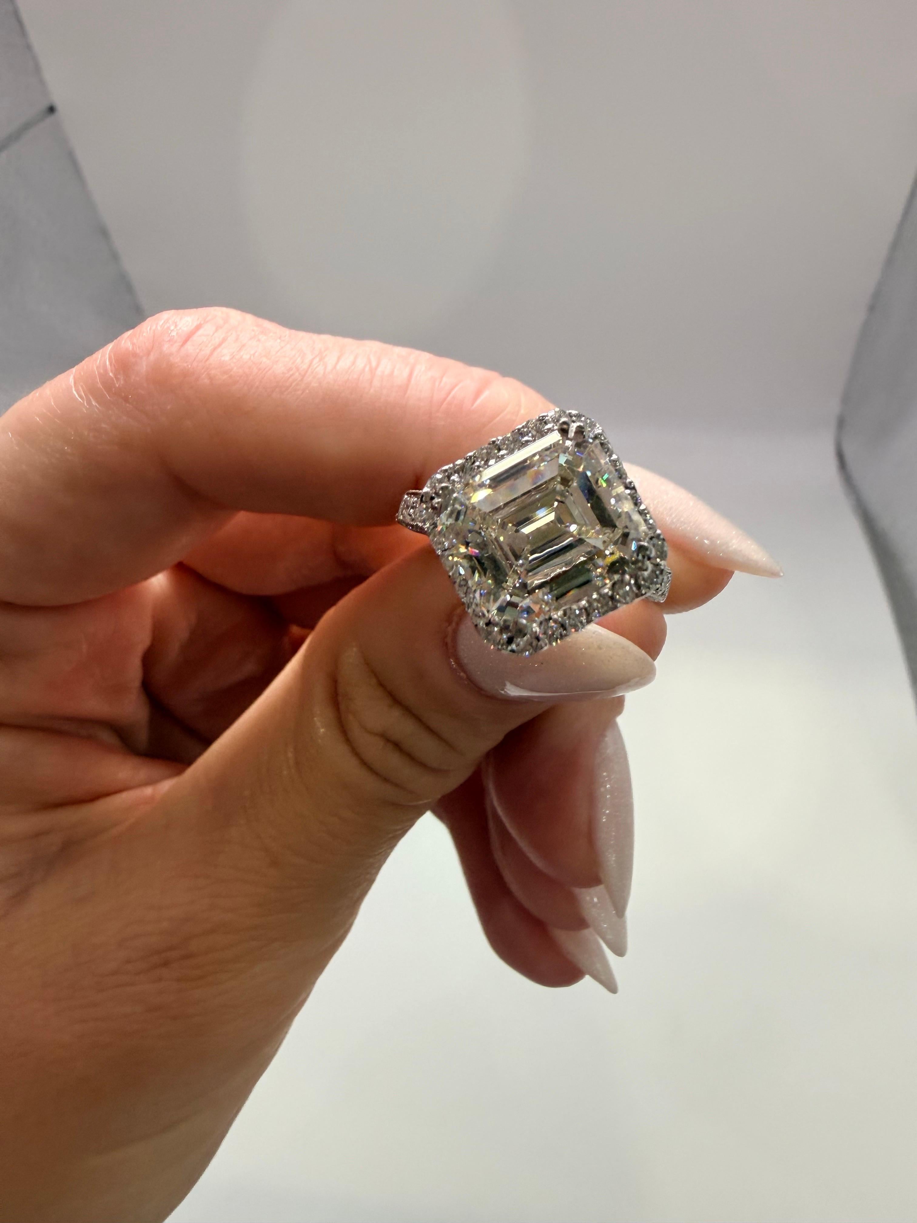 5,43 Karat Asscher Cut Diamant Verlobungsring 18KT im Angebot 13