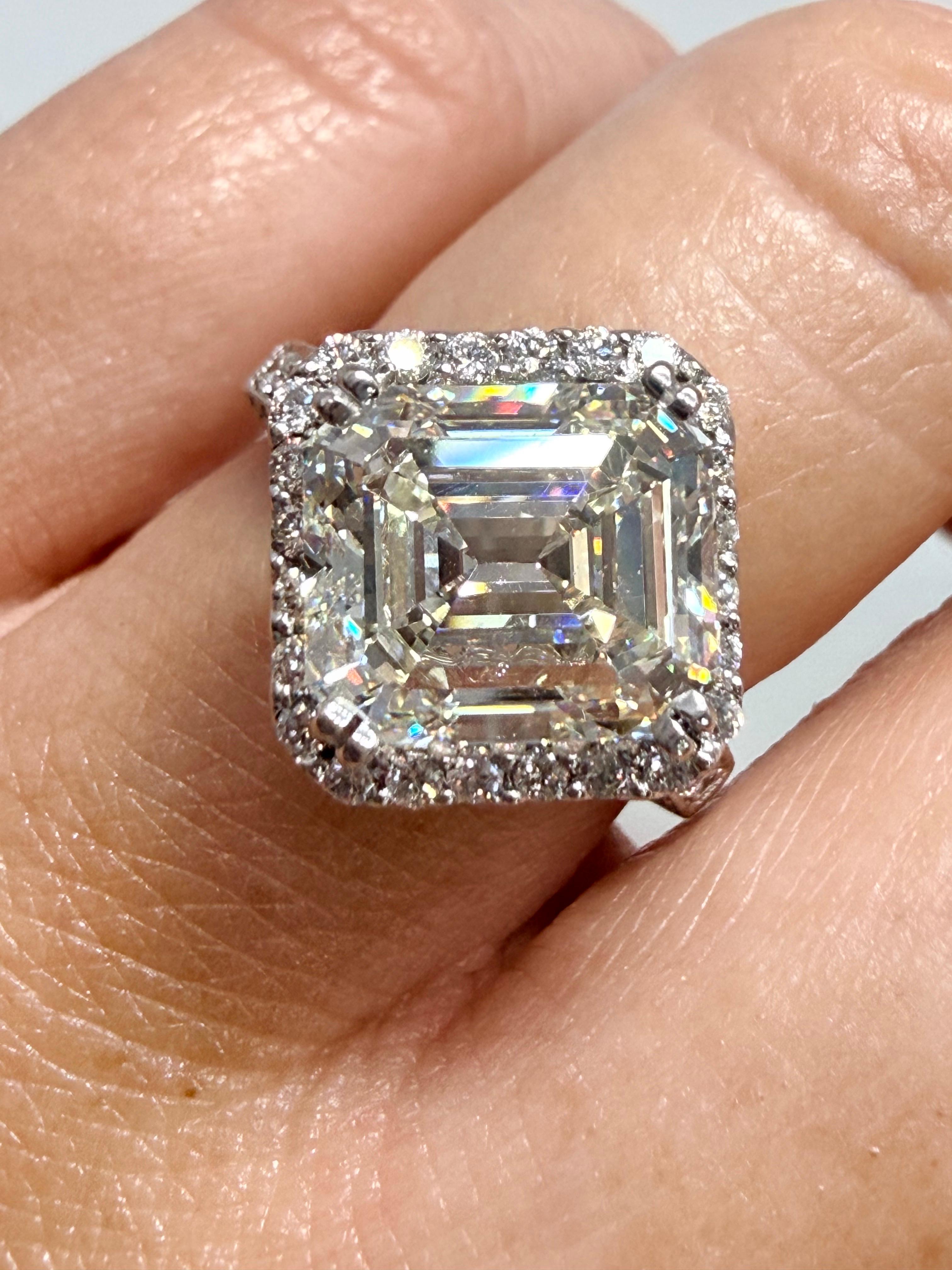 Atemberaubender Diamant im Asscher-Schliff mit einem Gesamtgewicht von 5,43 Karat in der Mitte, begleitet von einem zarten Diamantenkranz in 18 Kt Weißgold. EGL zertifiziertes Zentrum. Diamant ist VS1 Klarheit und H Farbe.

**Alle Artikel verlassen