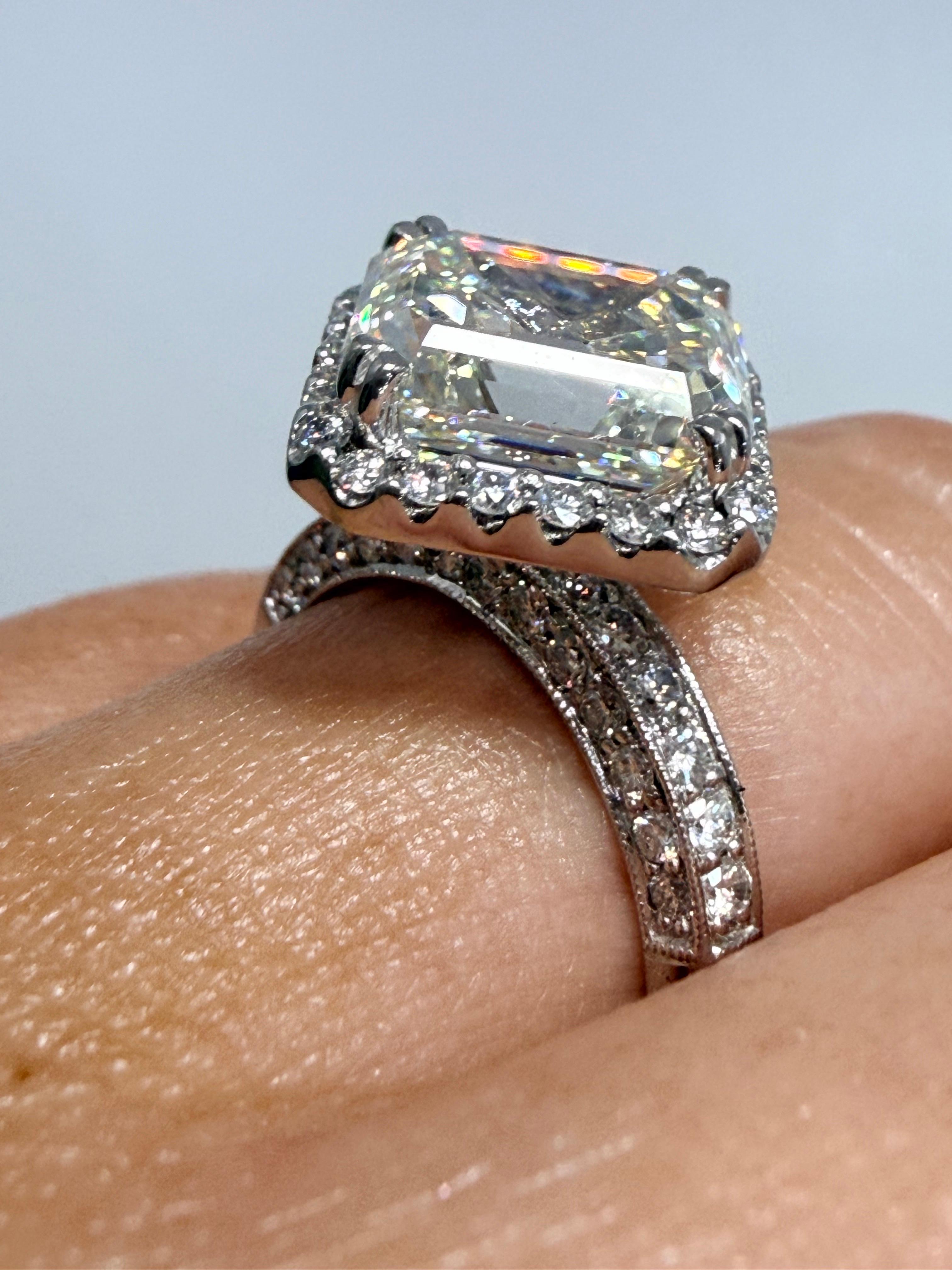 5,43 Karat Asscher Cut Diamant Verlobungsring 18KT (Asscher-Schliff) im Angebot