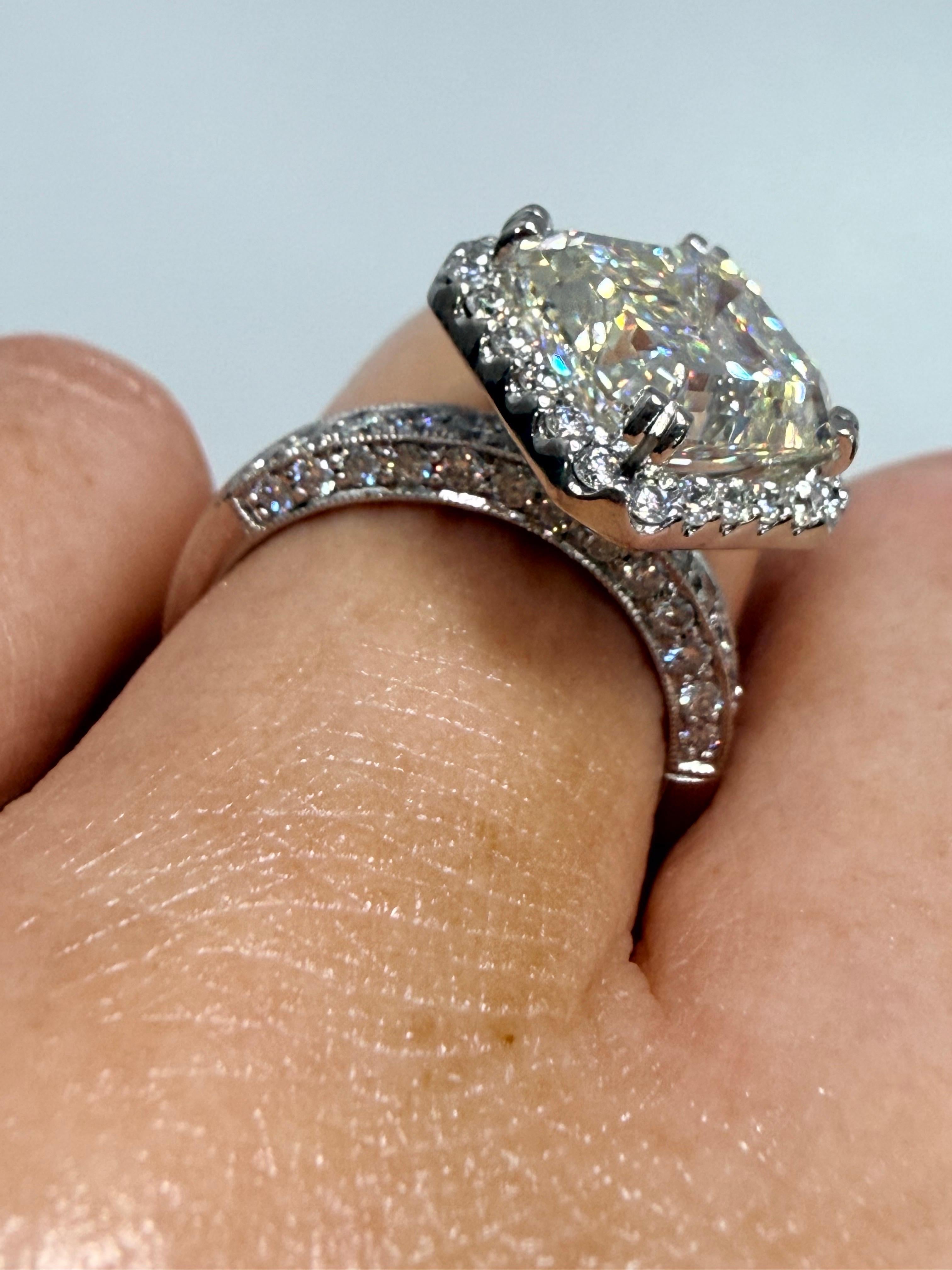 5,43 Karat Asscher Cut Diamant Verlobungsring 18KT im Zustand „Neu“ im Angebot in Boca Raton, FL