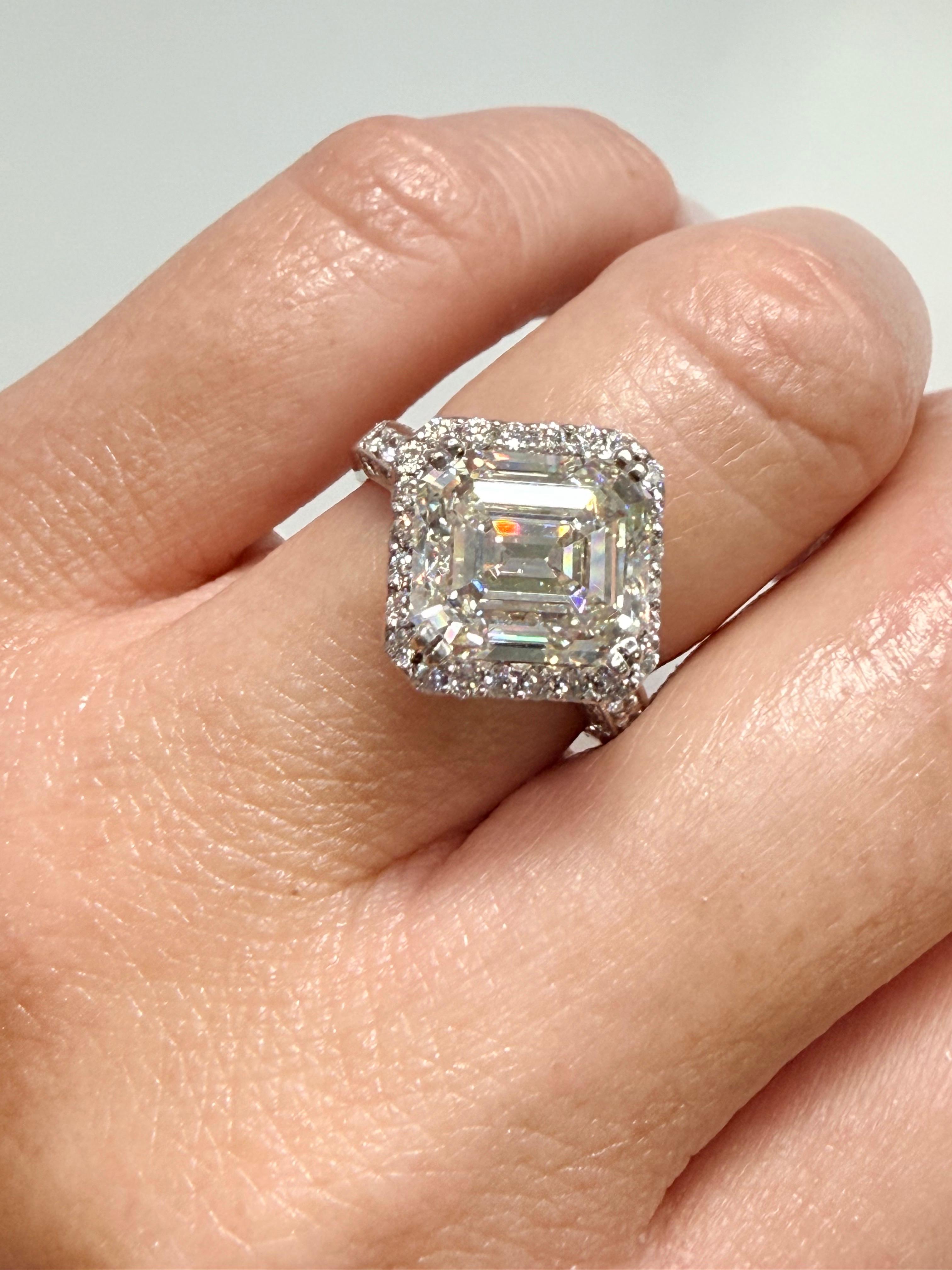 5,43 Karat Asscher Cut Diamant Verlobungsring 18KT für Damen oder Herren im Angebot