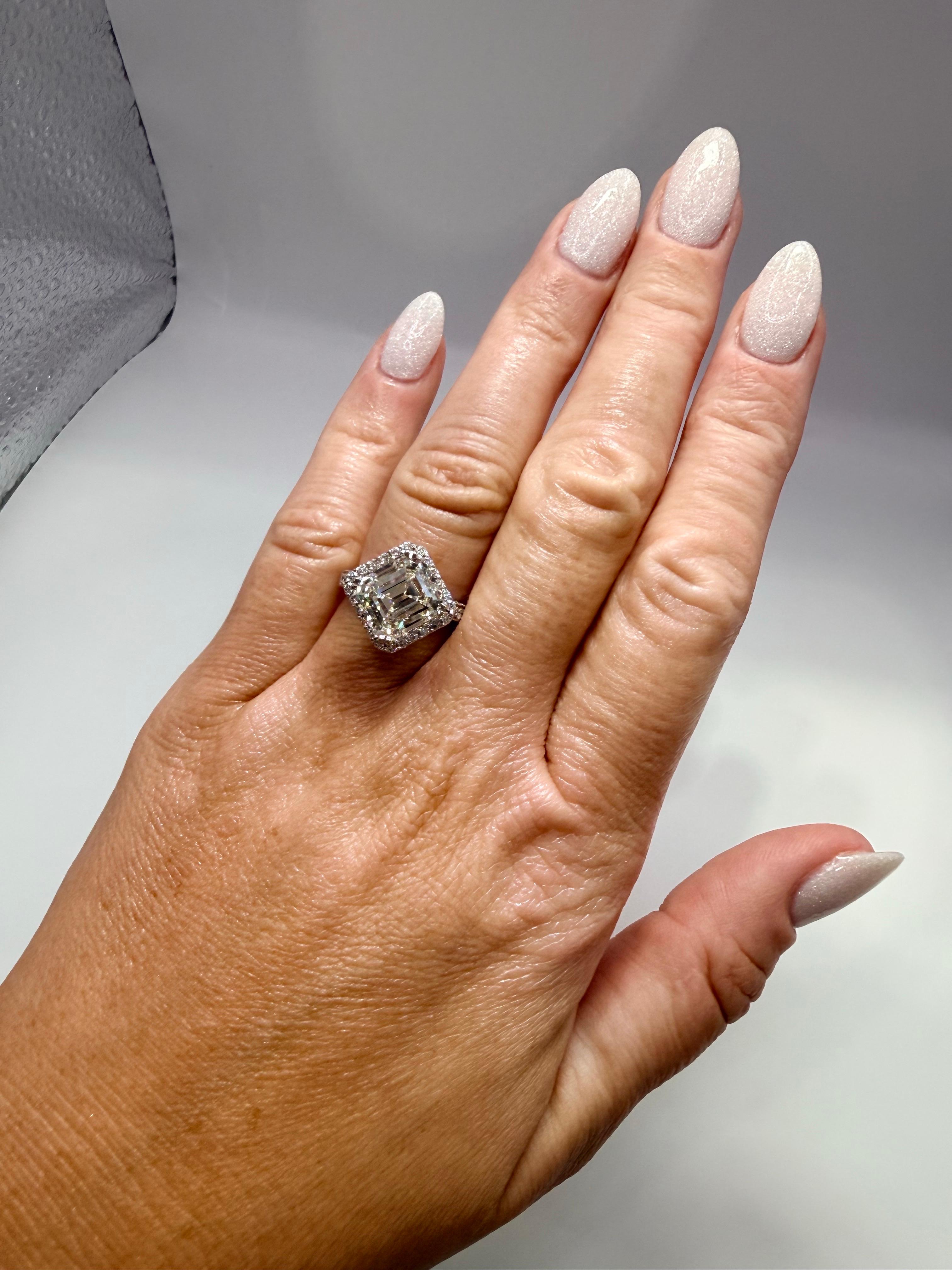 5,43 Karat Asscher Cut Diamant Verlobungsring 18KT im Angebot 3