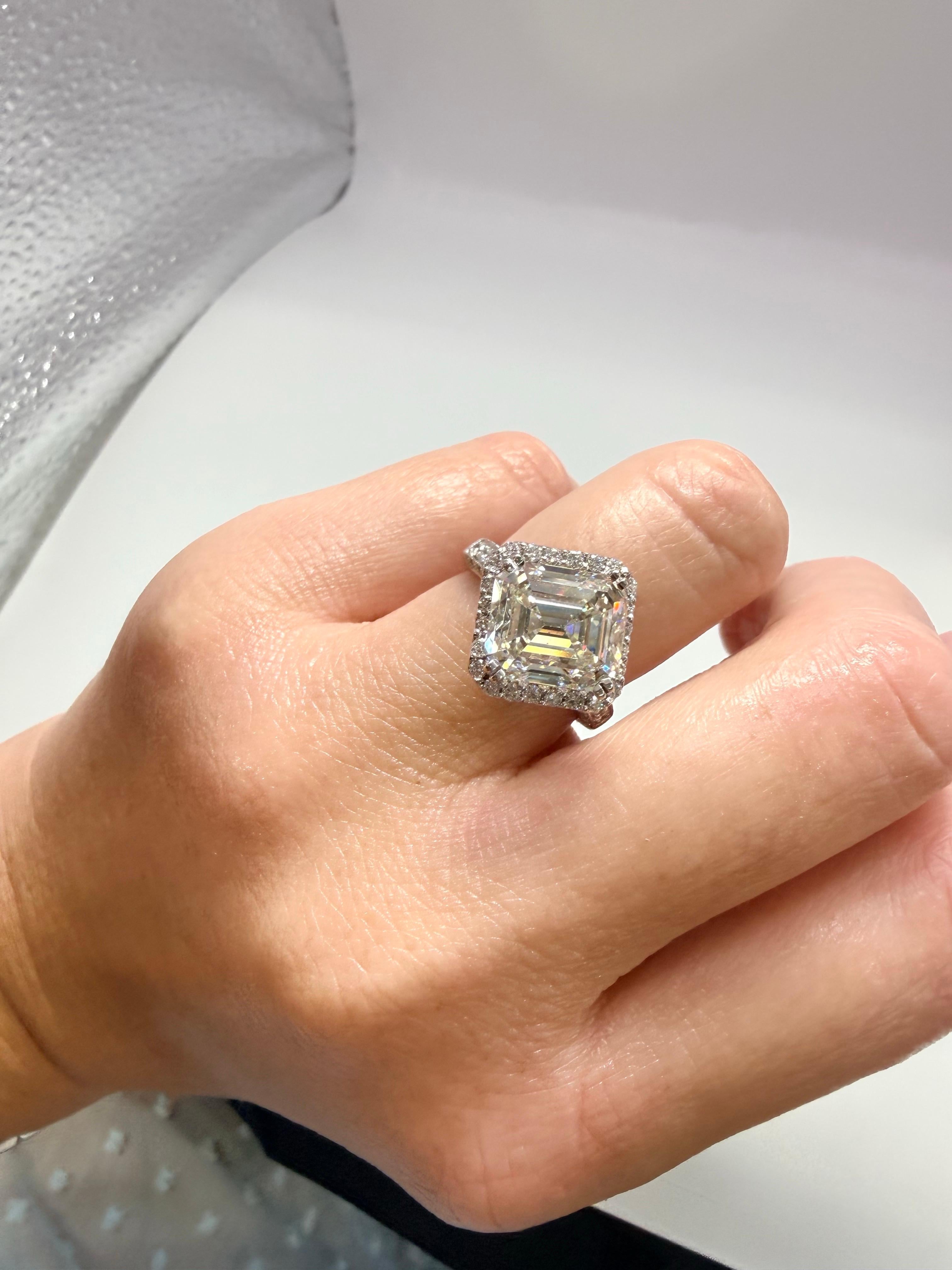 5,43 Karat Asscher Cut Diamant Verlobungsring 18KT im Angebot 4