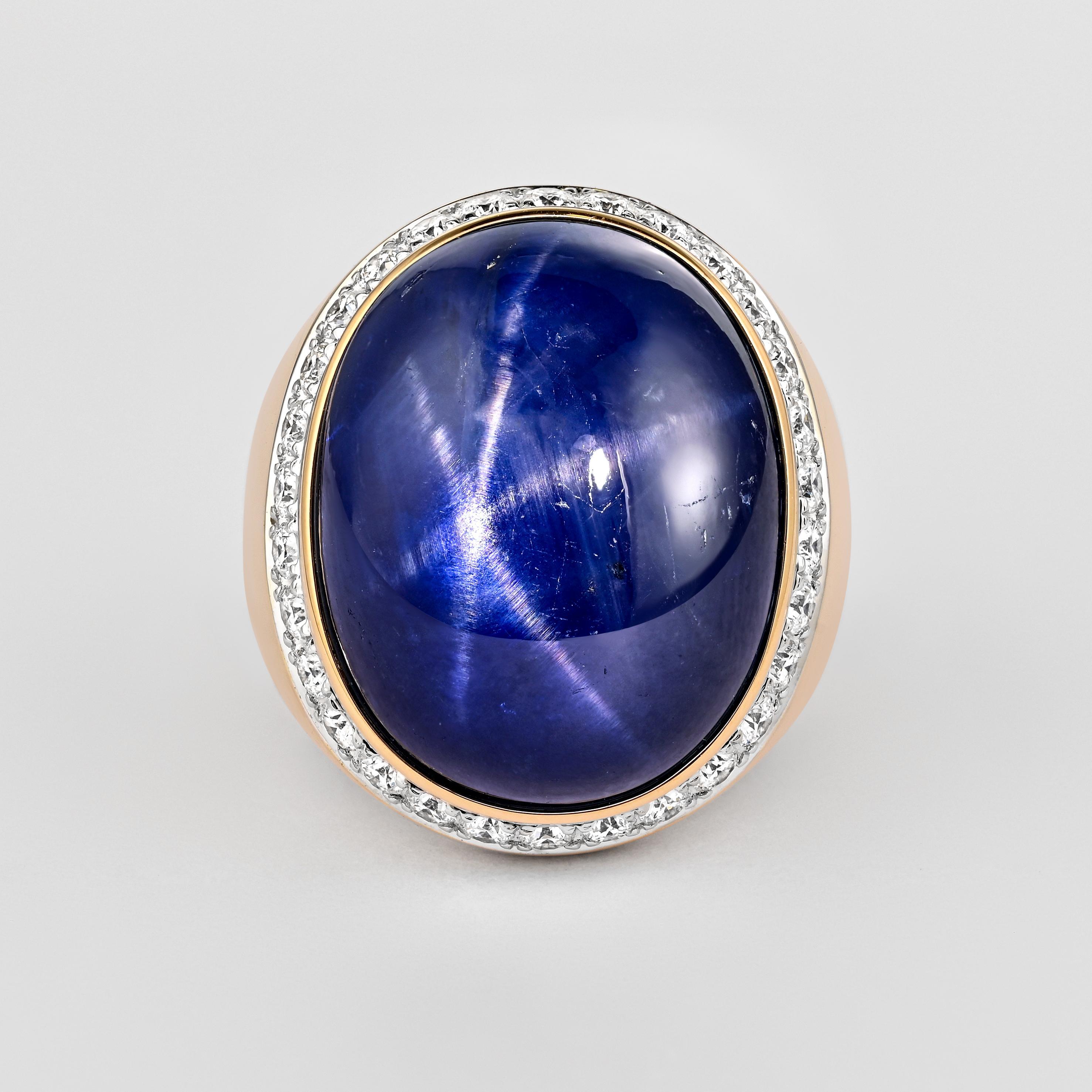 Ein seltenes Juwel, das für sich allein steht. Dieser von AGL zertifizierte Blue Star Sapphire im Cabochon-Schliff mit 54,31 Karat ist ein wahres Spektakel. Er zeichnet sich durch eine intensive, tiefblaue Sättigung und einen selten zu sehenden