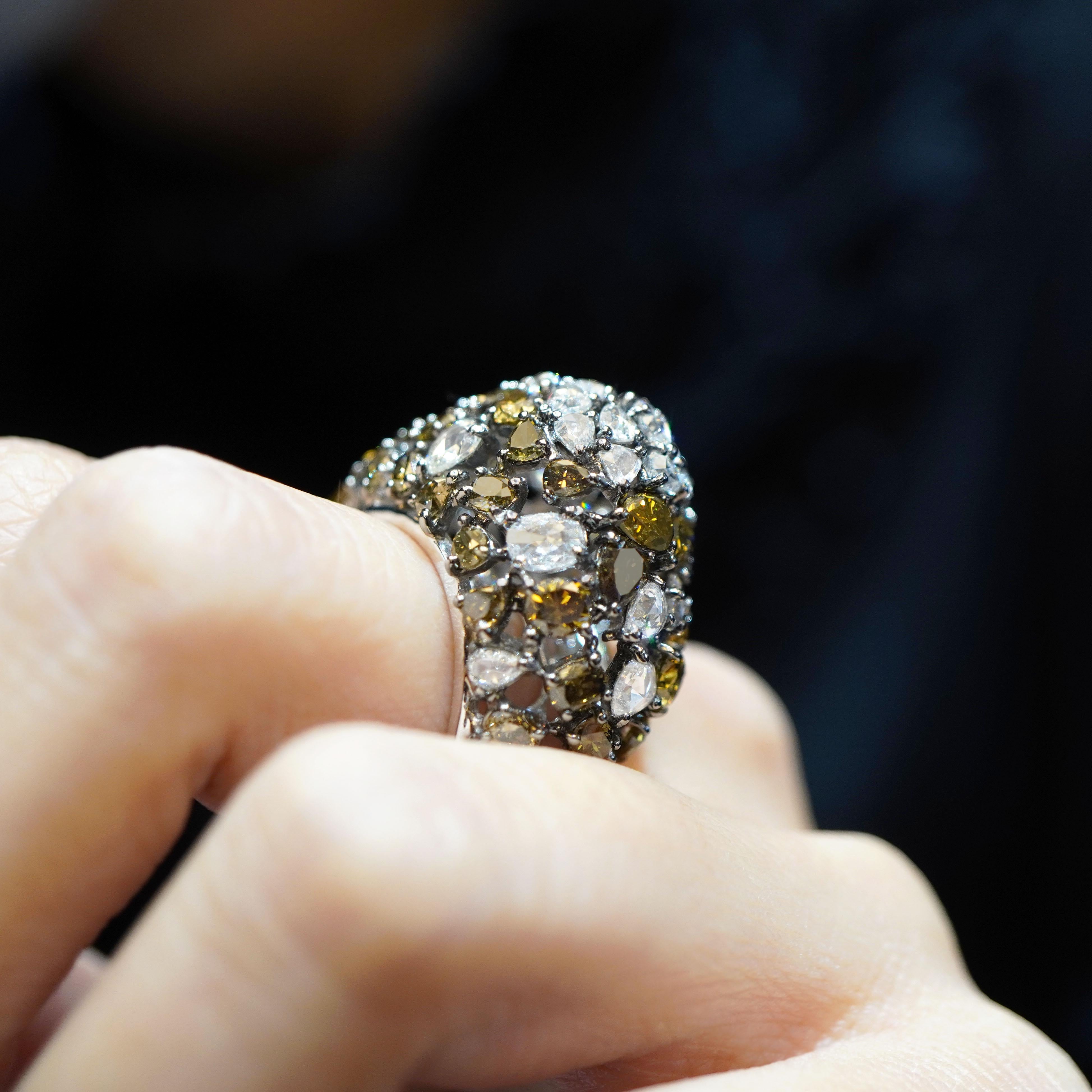 5.44 Karat natürlicher grüner Diamanten werden von 1,86 Karat weißer Diamanten in diesem wunderschönen Cluster-Cocktailring akzentuiert. Der Ring ist aus 18 K Gold gefertigt.  Die Einzelheiten des Rings sind nachstehend aufgeführt:
Farbe: