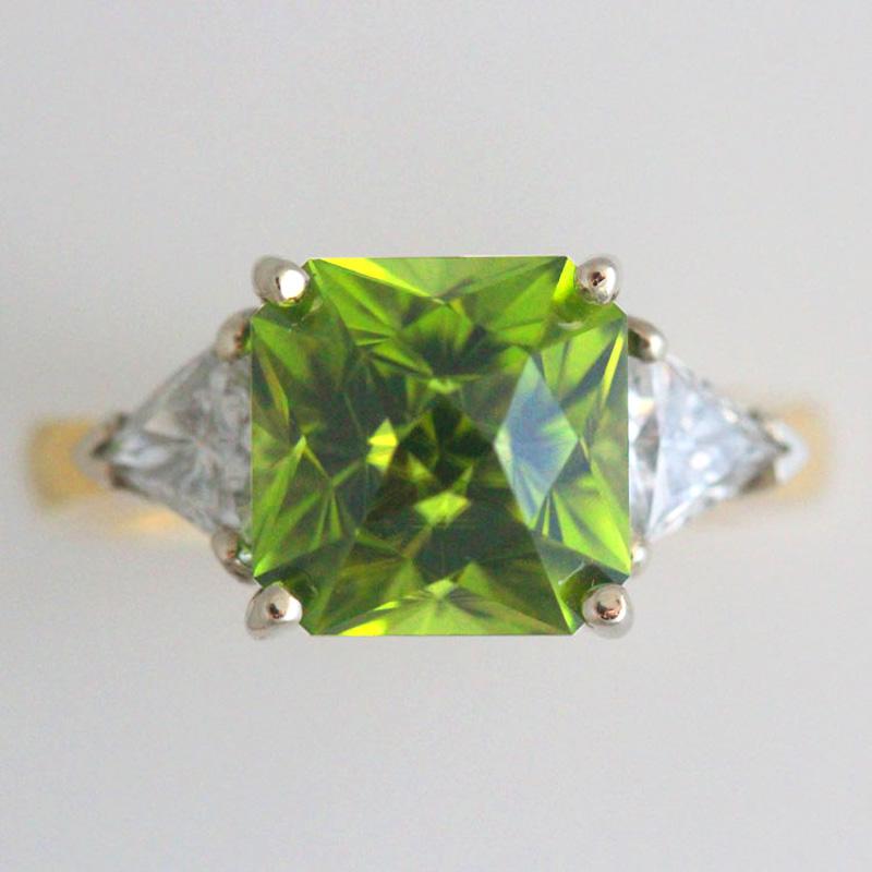 B4589001
Specifiche della gemma principale:
Peso in carati - 5,44
Forma - 
Colore - Verde intenso
Chiarezza - VS (nessuna inclusione visibile all'occhio, ottima chiarezza)
Taglio - Taglio eccellente con ottime proprietà di rifrazione


Specifiche
