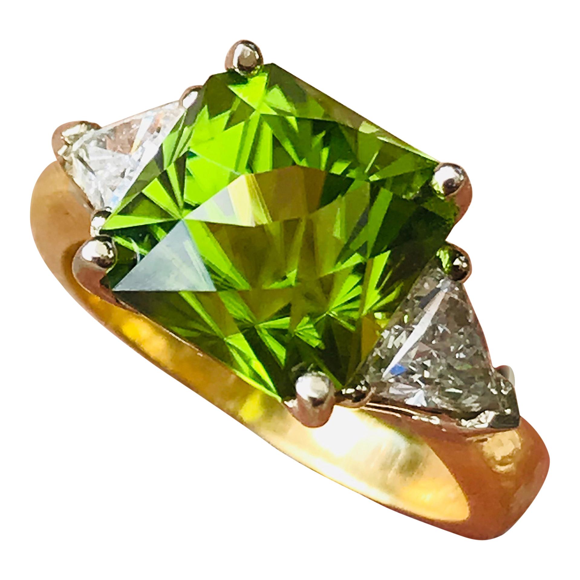 5.44 Carat Peridot, 0.69 Carat DIA, 18 Karat Ring, 1990s Ben Dannie Design For Sale