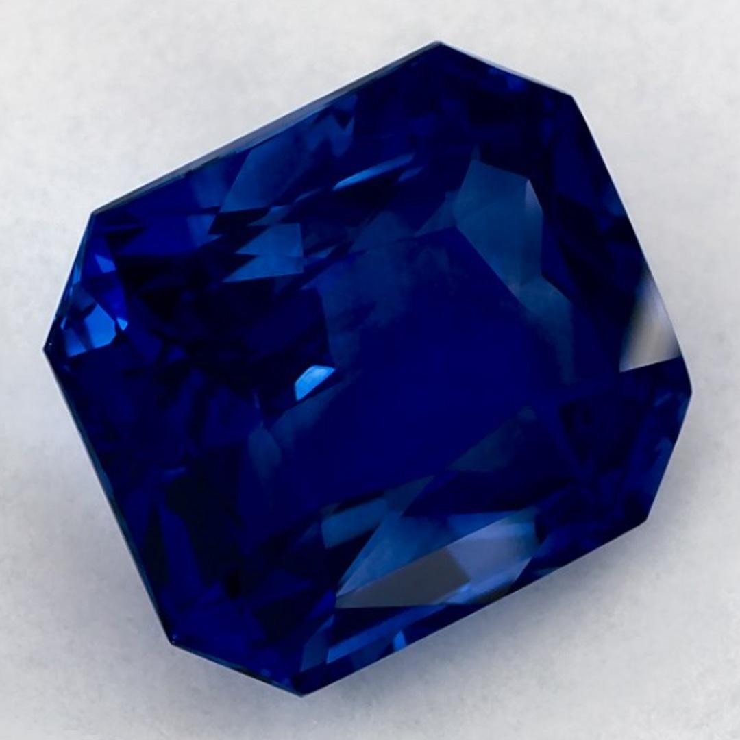 Una piedra de nacimiento de septiembre muy preciosa con un encantador color azul. Se cree que traen buena suerte y fortuna a la vida.
Explora la vibrante colección de esmeraldas, rubíes y zafiros de nuestra tienda, disponibles como gemas sueltas y