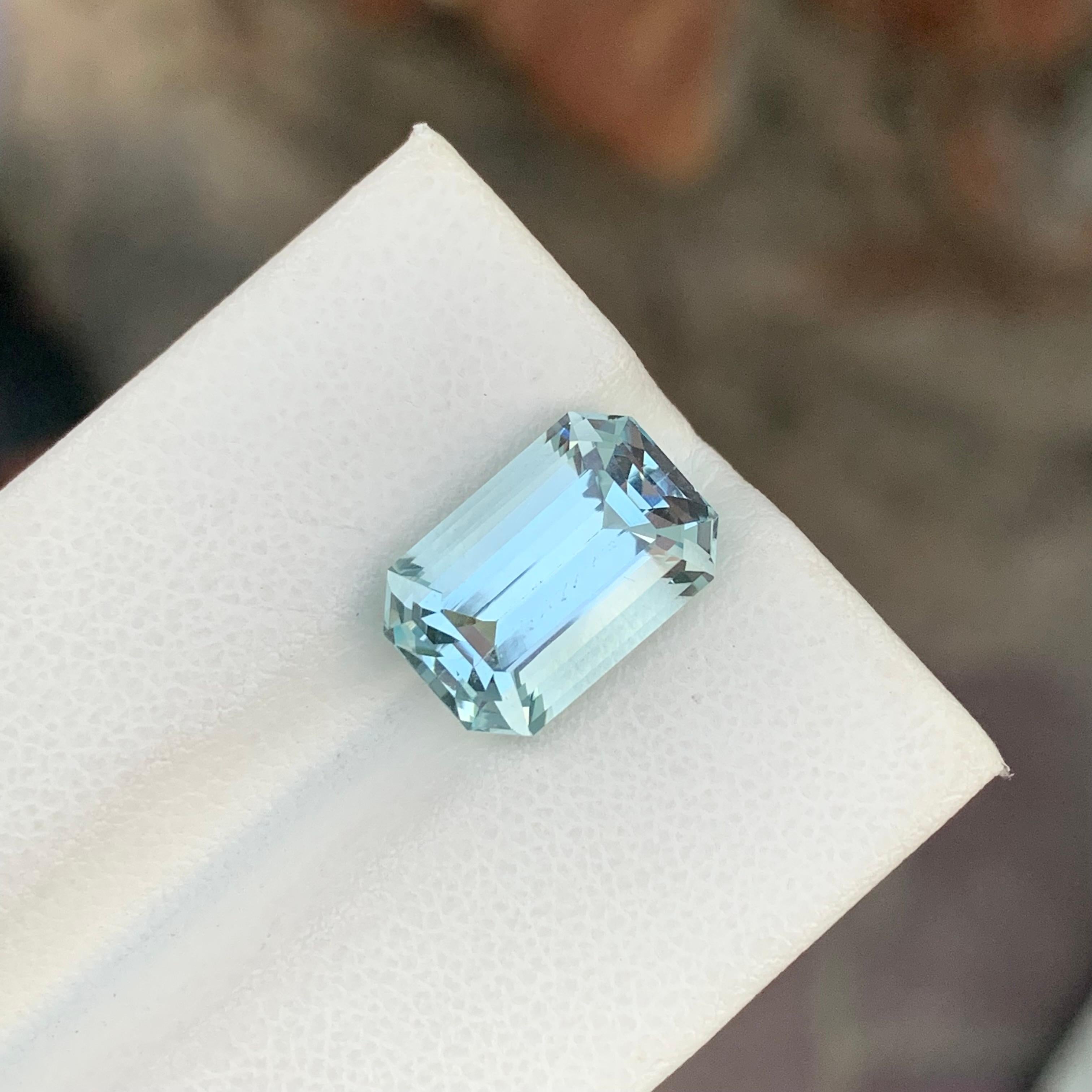 5.45 Carat Natural Faceted Aquamarine Emerald Shape Gemstone For Sale 4