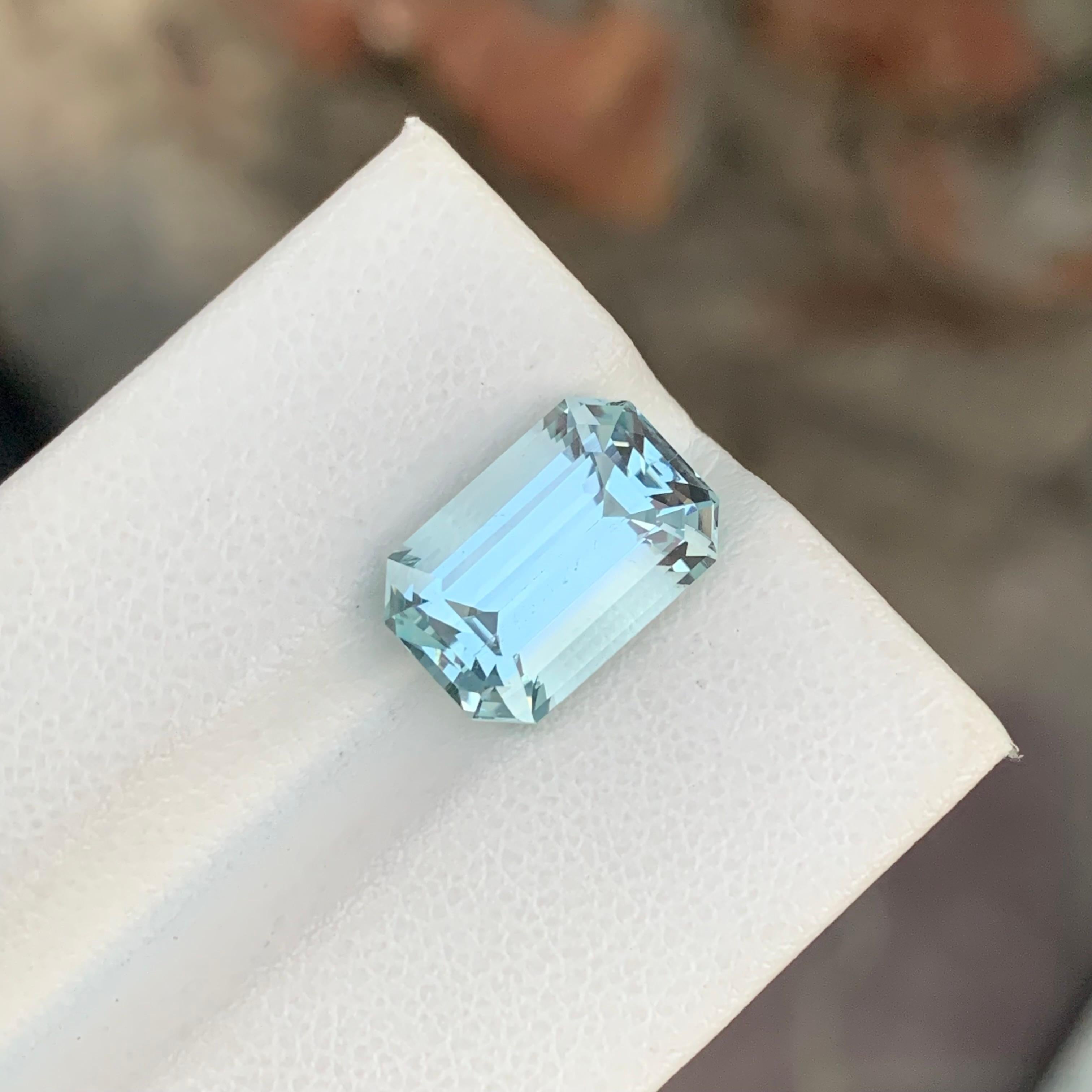 5.45 Carat Natural Faceted Aquamarine Emerald Shape Gemstone For Sale 5