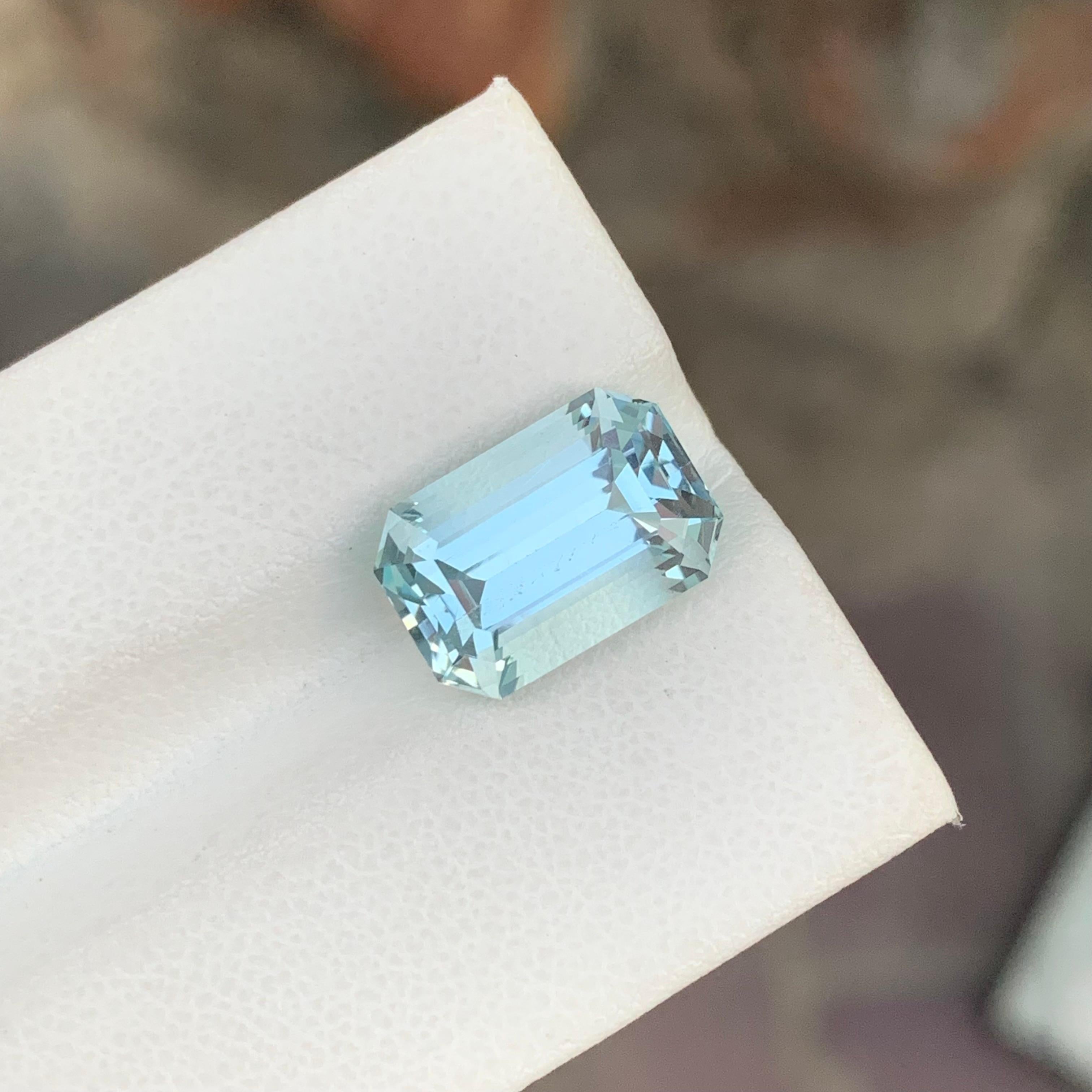 5.45 Carat Natural Faceted Aquamarine Emerald Shape Gemstone For Sale 3