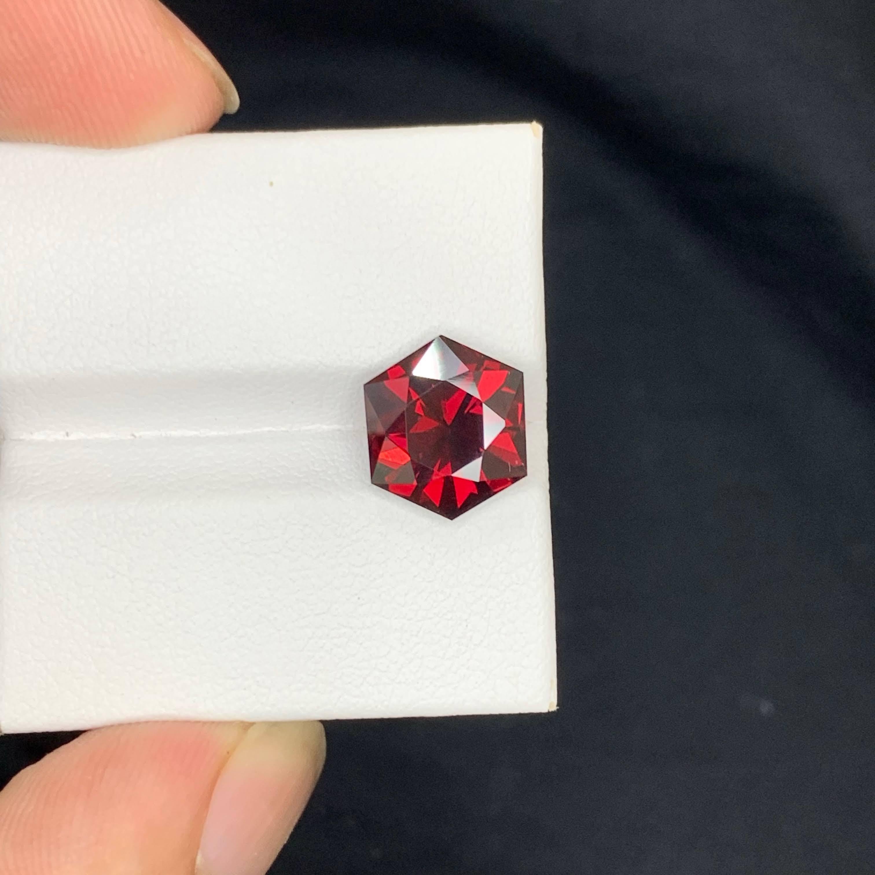 5.45 Carat Natural Loose Deep Red Garnet Stone Hexagon Cut African Gemstone In New Condition For Sale In Bangkok, TH
