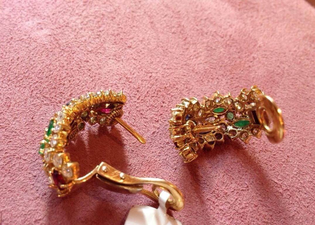 Boucles d'oreilles en or jaune 18 carats rubis, émeraude, saphir et diamant de 5,45 carats Excellent état - En vente à La Jolla, CA