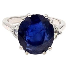 Ring aus 18 Karat Weißgold mit 5,45 Karat Saphir und 0,70 Karat Diamant in Halbmondform in Diamantform