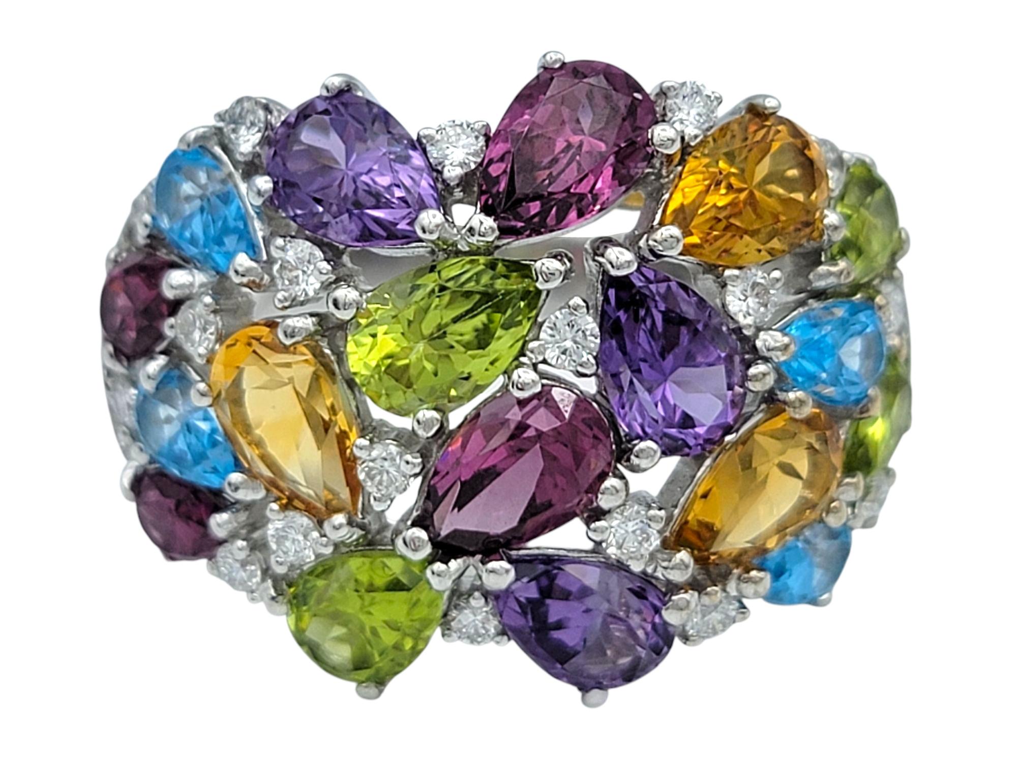 Misura dell'anello: 7.25

Questo anello con gemme e diamanti multicolore esplode in un caleidoscopio di tonalità vivaci. L'audace design a grappolo presenta un mix di gemme a forma di pera nei toni del verde, blu, viola, rosa scuro e arancione