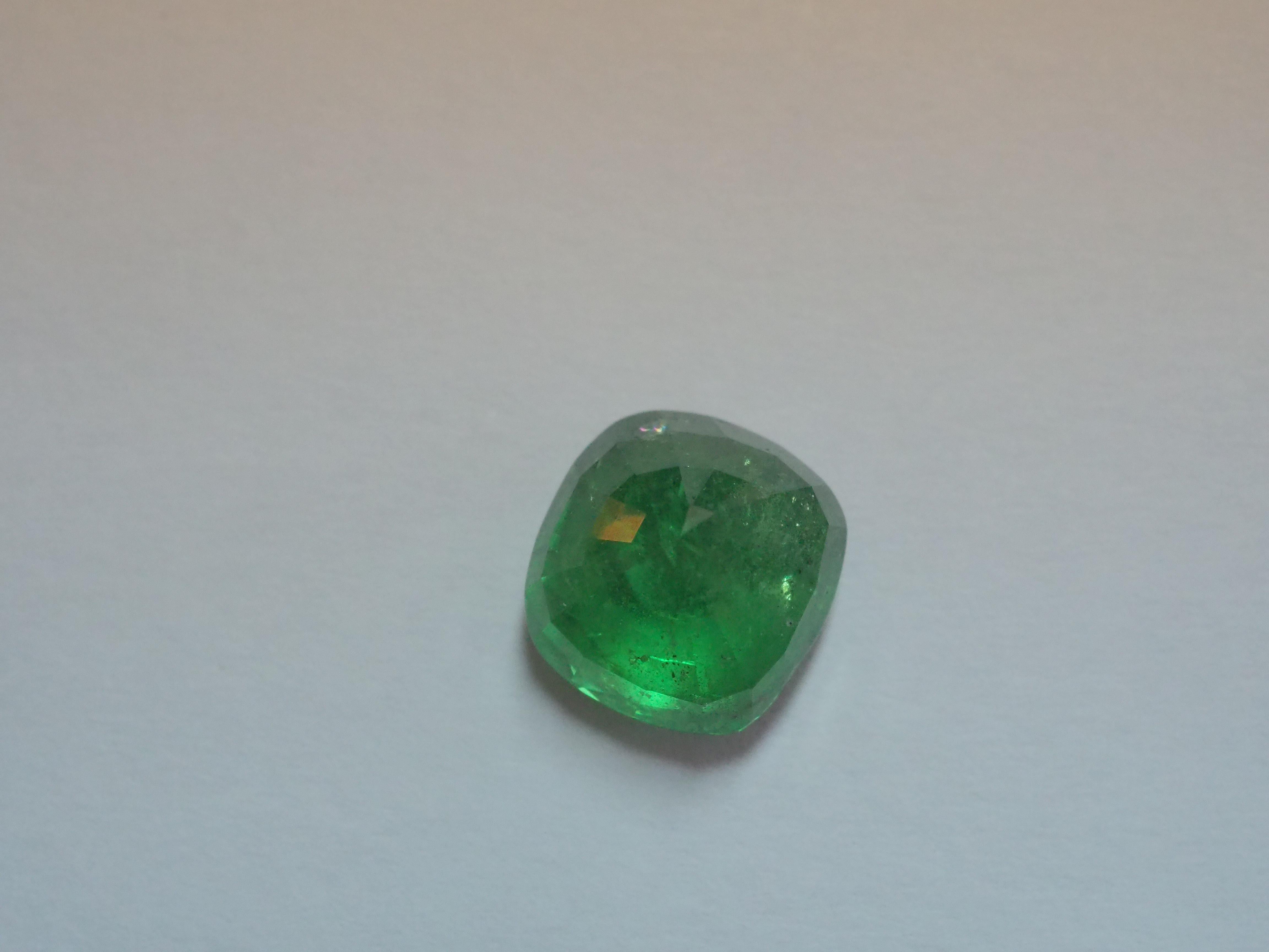 5.45 Carats Cushion Tsavorite Garnet, January Birthstone, 9.4x9.9x6.6mm In Excellent Condition For Sale In เกาะสมุย, TH