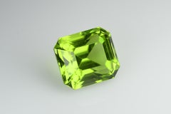 5.45 ct, Vivid green high quality Faceted peridote